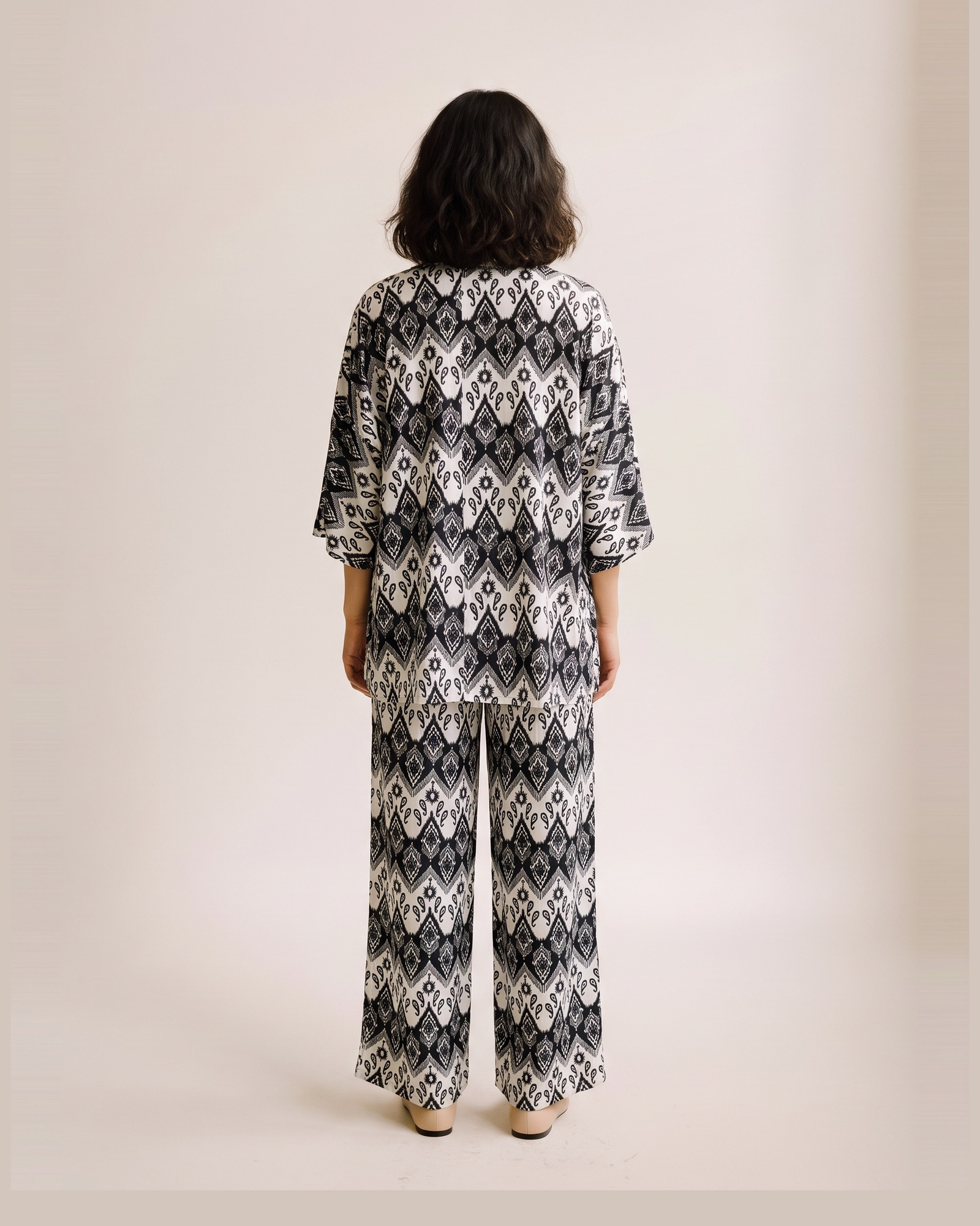 Aaltje printed kimono cardigan and trouser set — op model, achteraanzicht (AI-visualisatie)