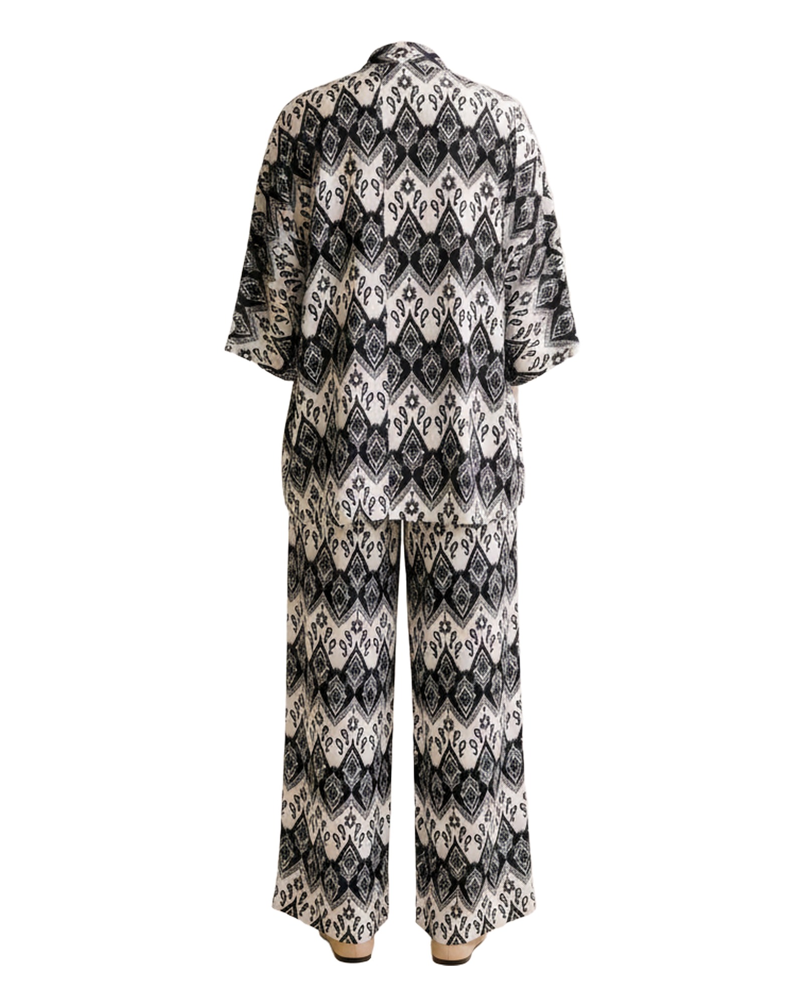 Aaltje printed kimono cardigan and trouser set — productachteraanzicht (AI-visualisatie)