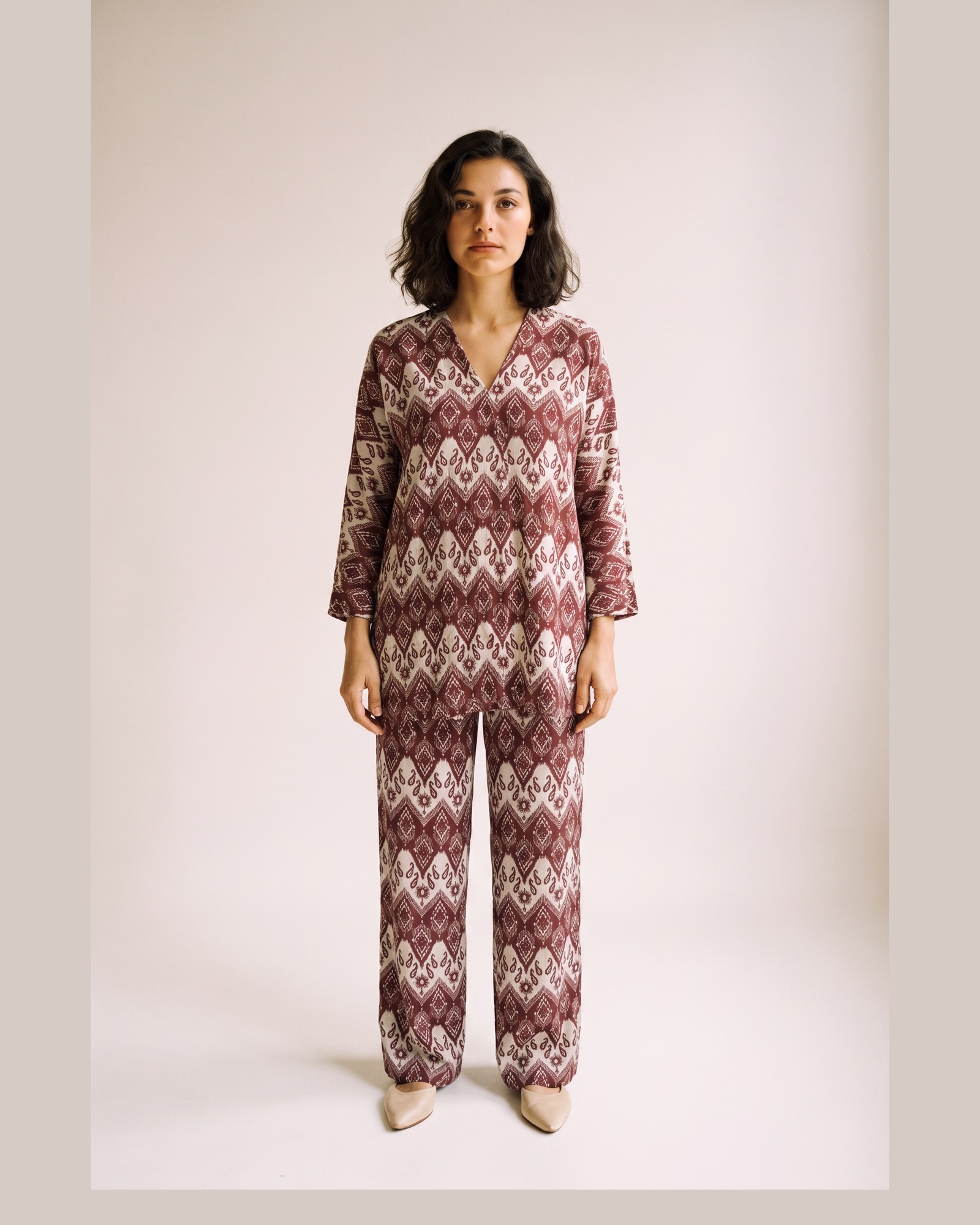 Aaltje printed kimono cardigan and trouser set — Donkerrood (AI-visualisatie)