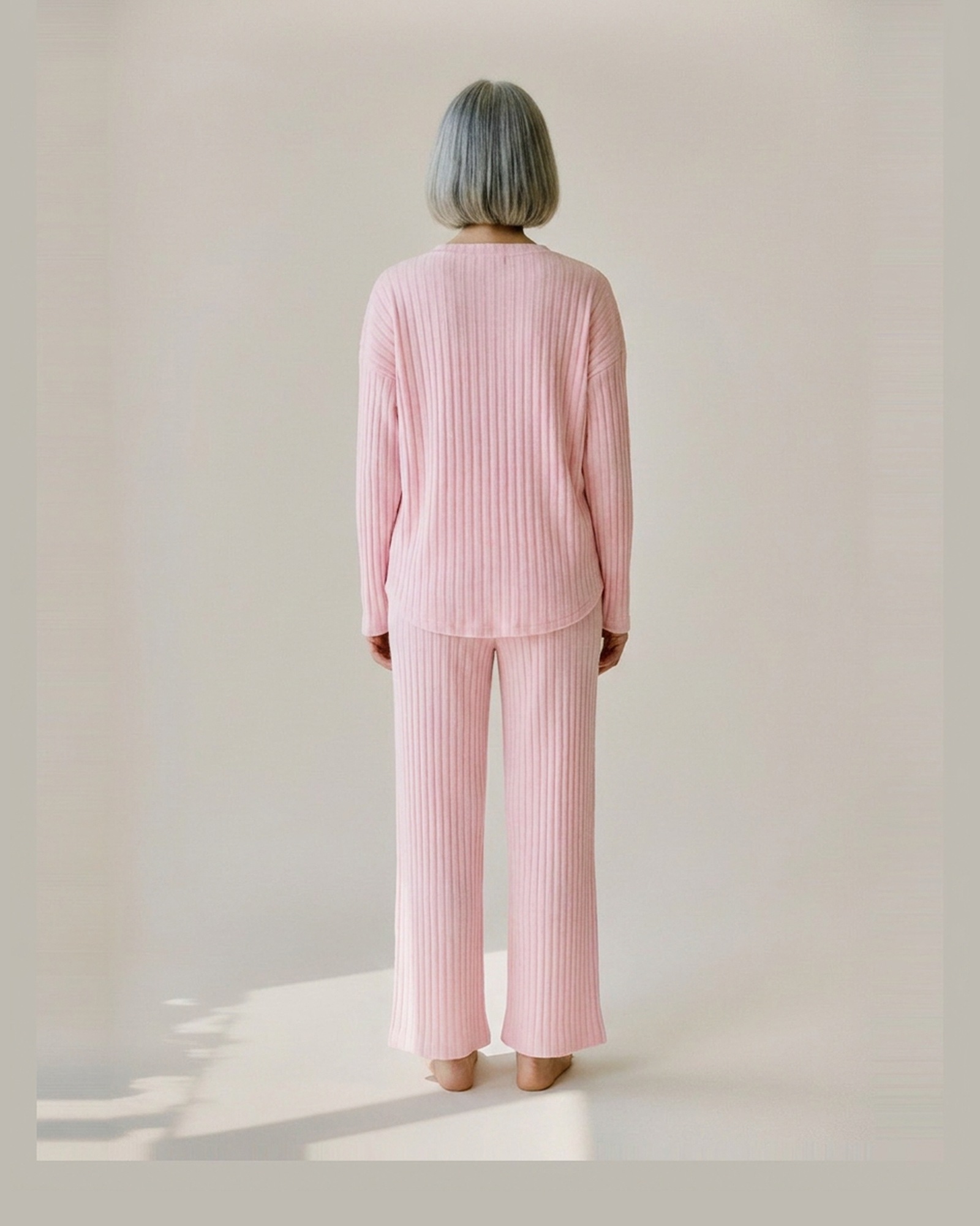 Annemarie · Ribbed V-neck lounge set — am Modell, Rückansicht (KI-Visualisierung)