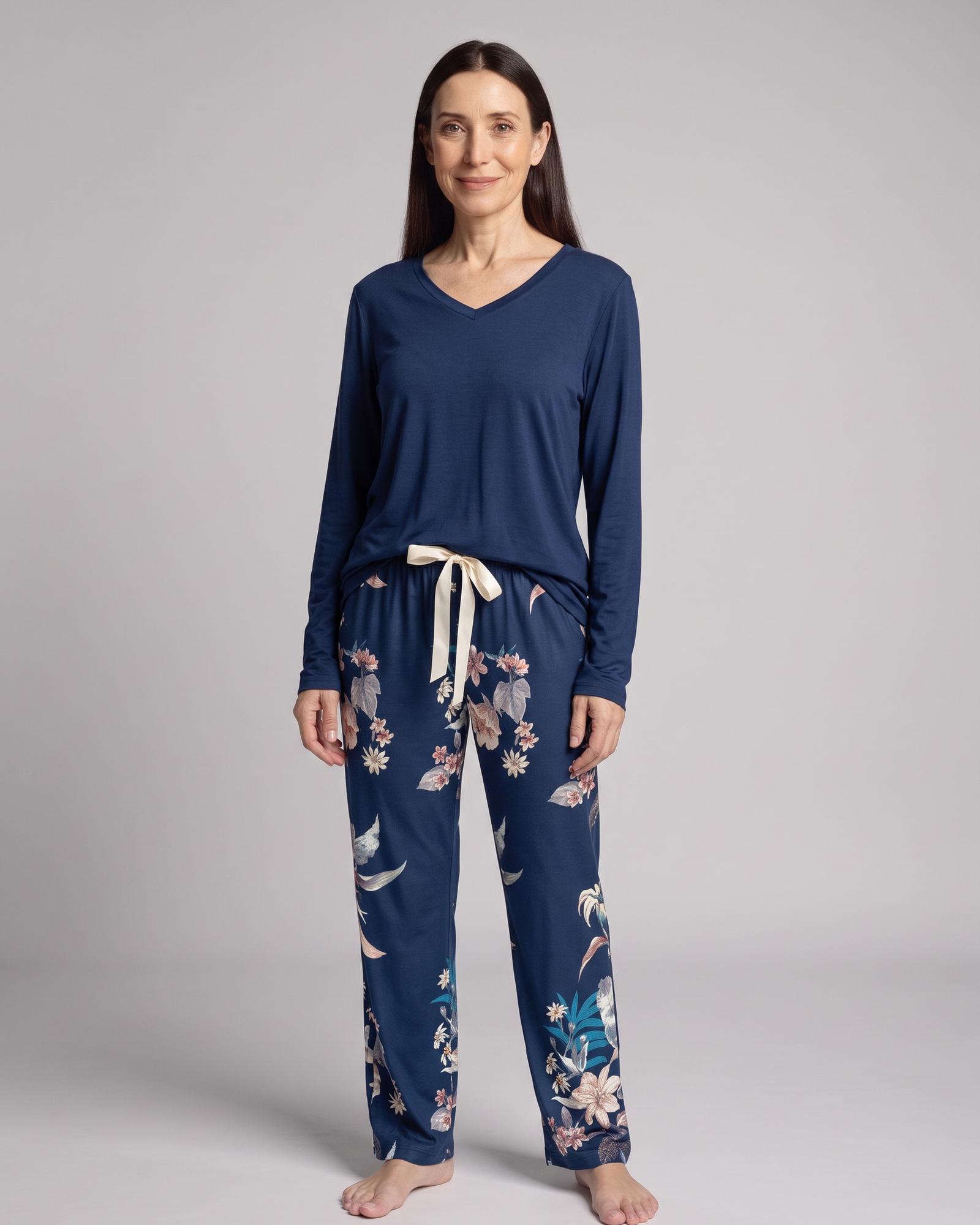 Berdien · Set mit Oberteil und bedruckter Hose – am Modell (KI-Visualisierung)