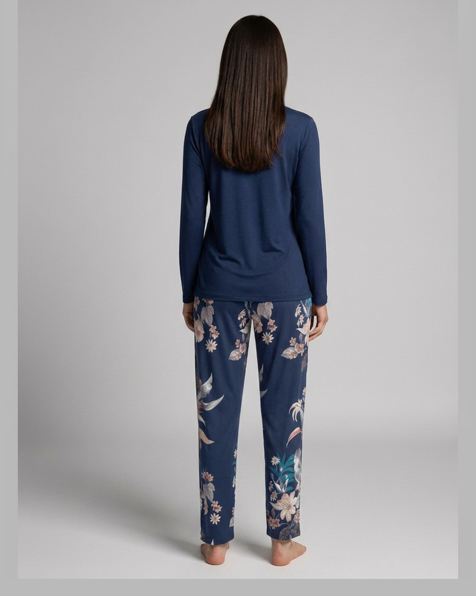 Berdien · Top and printed-trouser set — am Modell, Rückansicht (KI-Visualisierung)