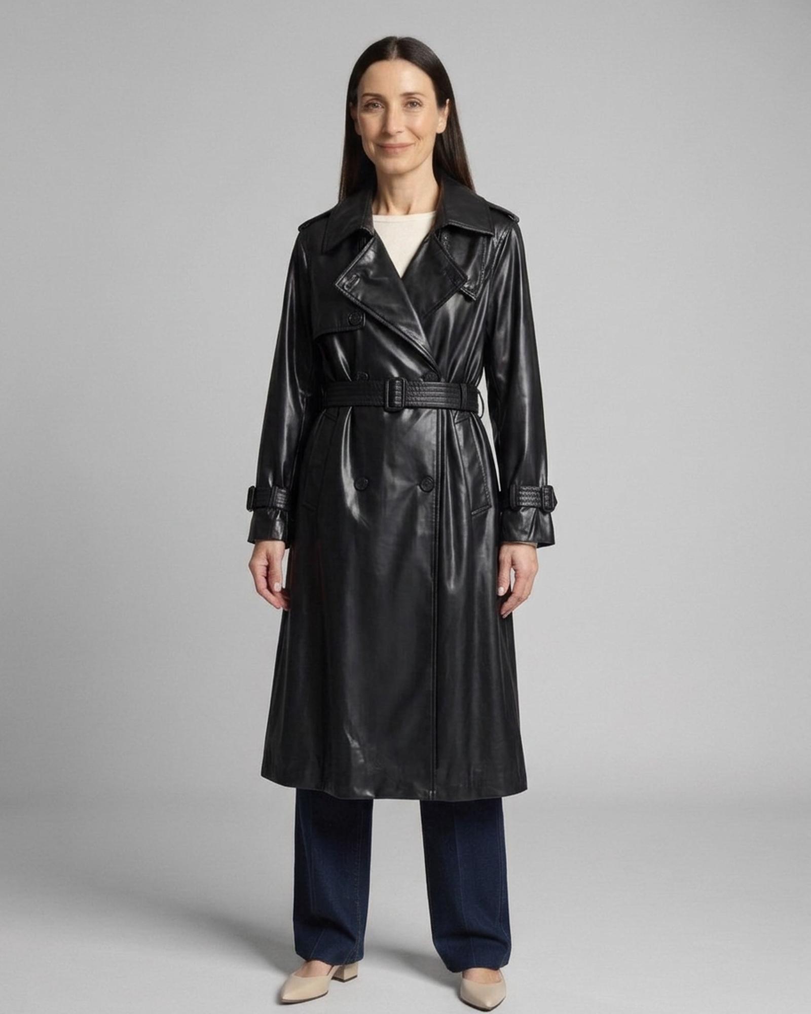 Berendina · Trenchcoat van imitatieleer met ceintuur – op model (AI-visualisatie)
