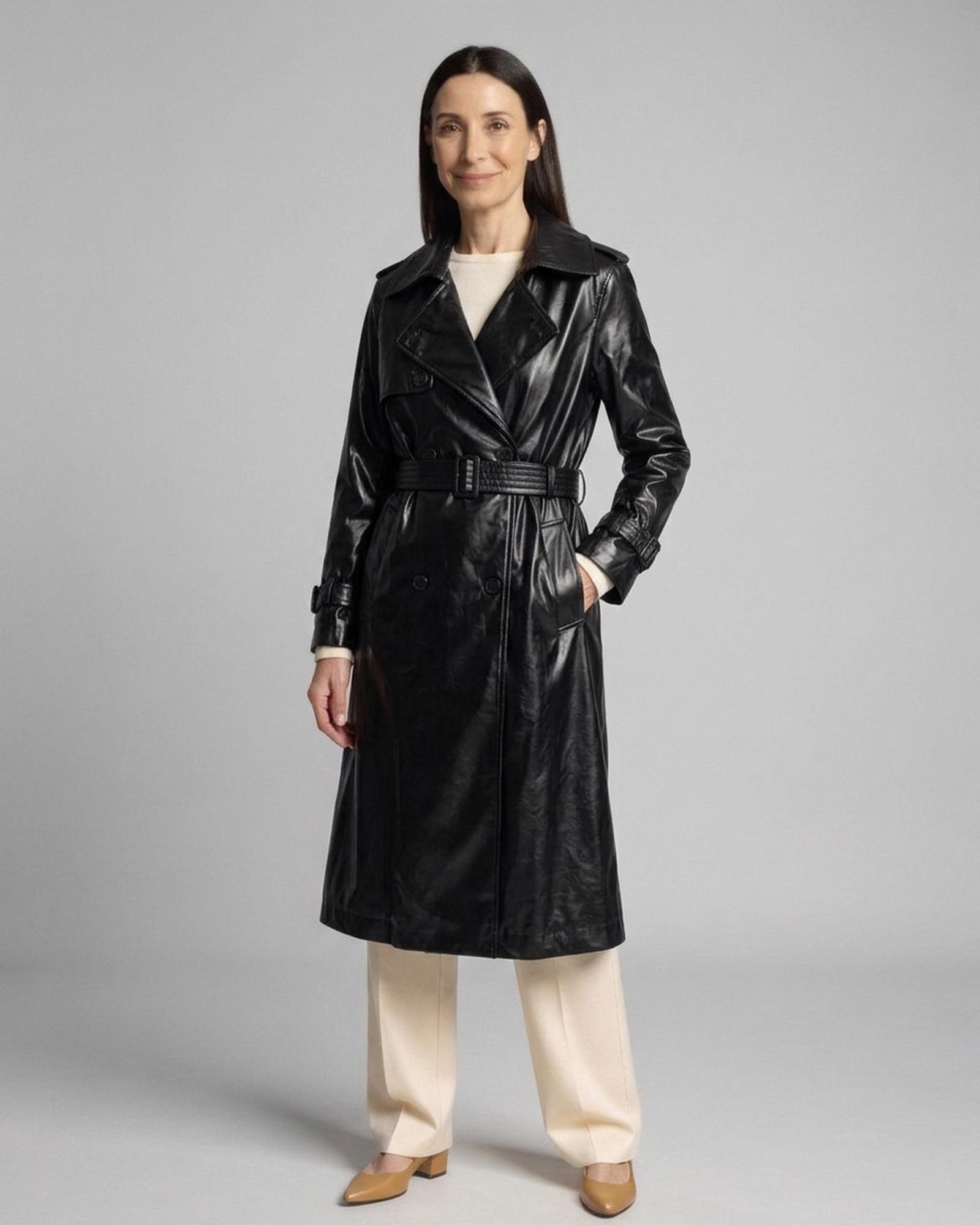 Berendina zwarte trenchcoat van imitatieleer met double-breasted sluiting, ceintuur en stormflap, driekwart-aanzicht (AI-visualisatie)