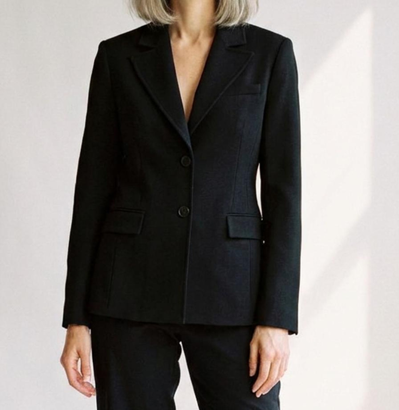 Machteld slim-fit tailored blazer — two-button closure detail (AI visualisation)