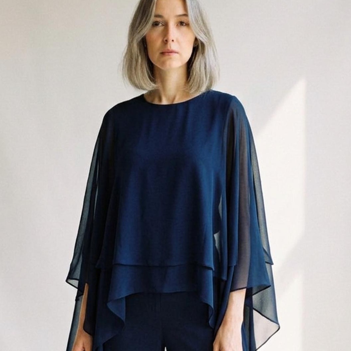 Jannie · Chiffon cape-top met broek (set) — detail (AI-visualisatie)