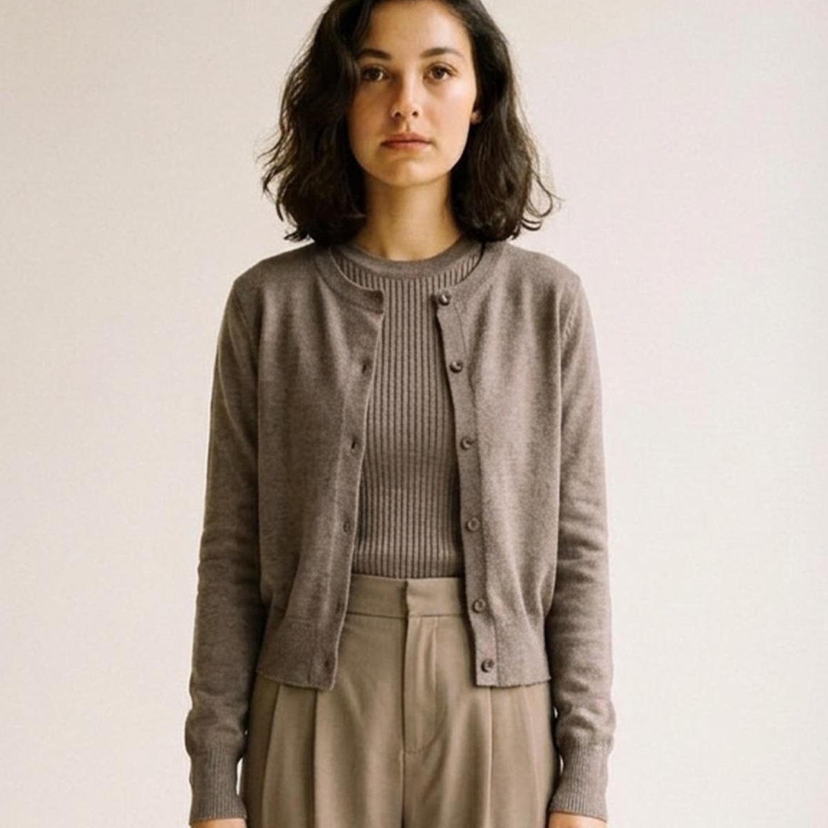 Sjoukje · Gebreid vest met broek (set) — detail (AI-visualisatie)