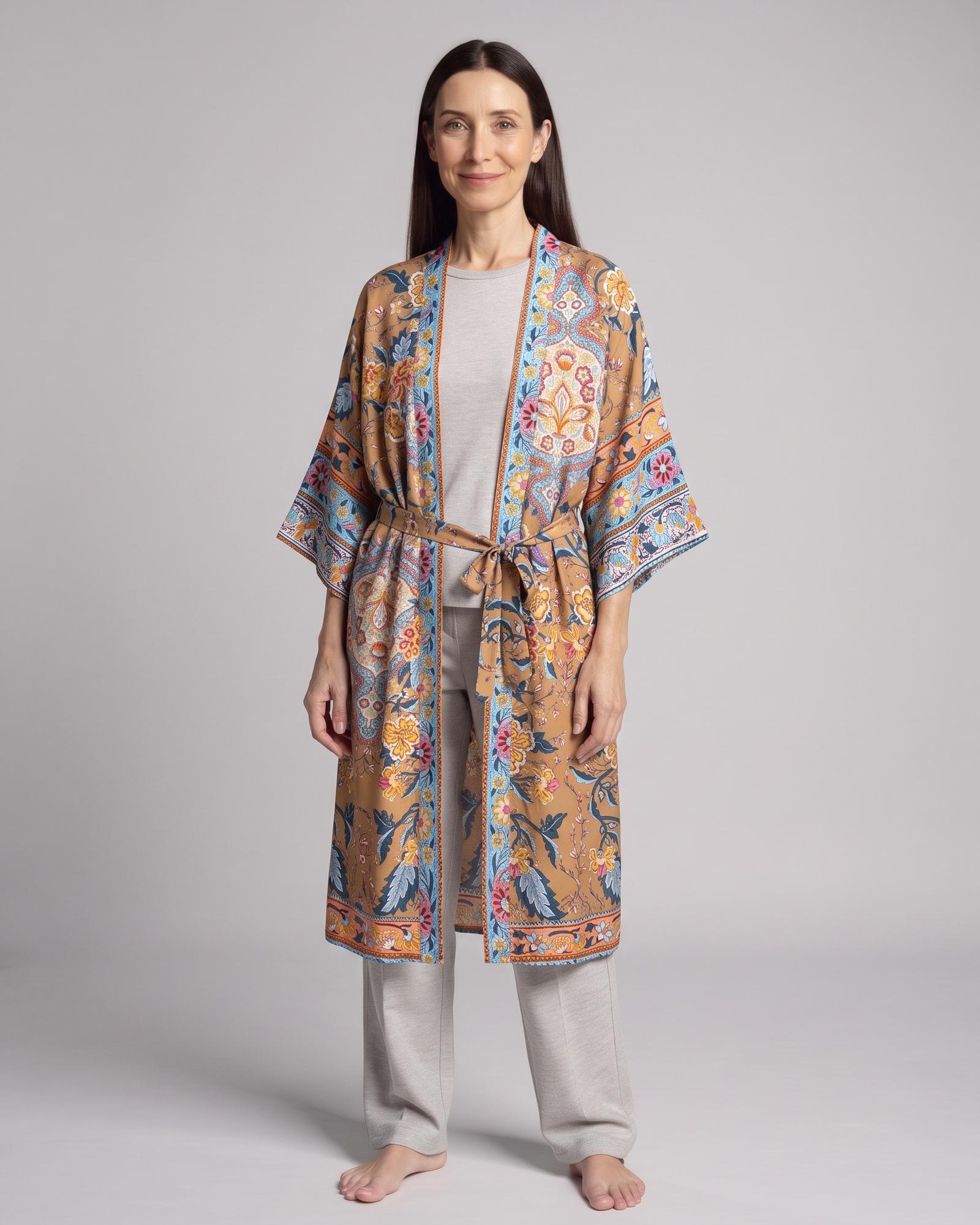 Diede · Bedruckter Kimono-Morgenmantel – am Modell (KI-Visualisierung)