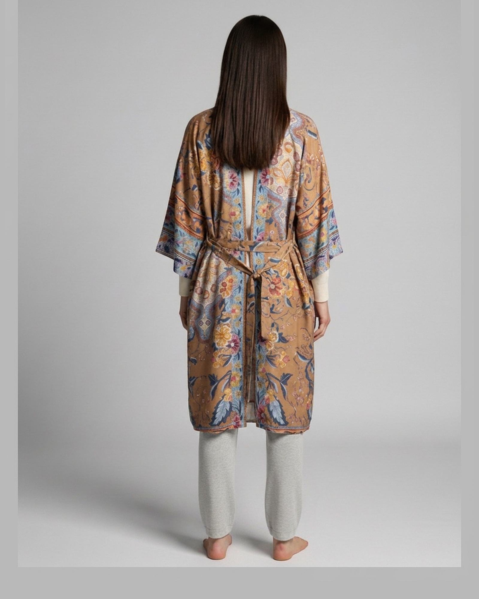 Diede · Printed kimono robe — am Modell, Rückansicht (KI-Visualisierung)
