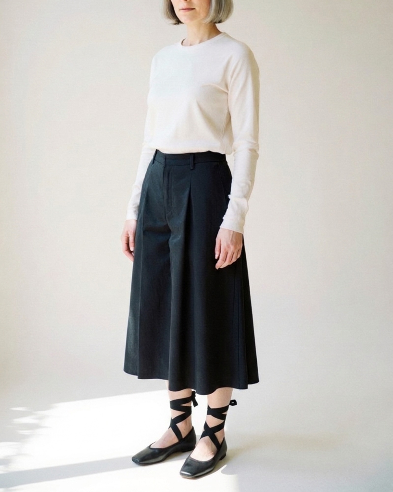 Everdina · Ballerina mit Cap-Kappe – Schwarz, am Modell (KI-Visualisierung)
