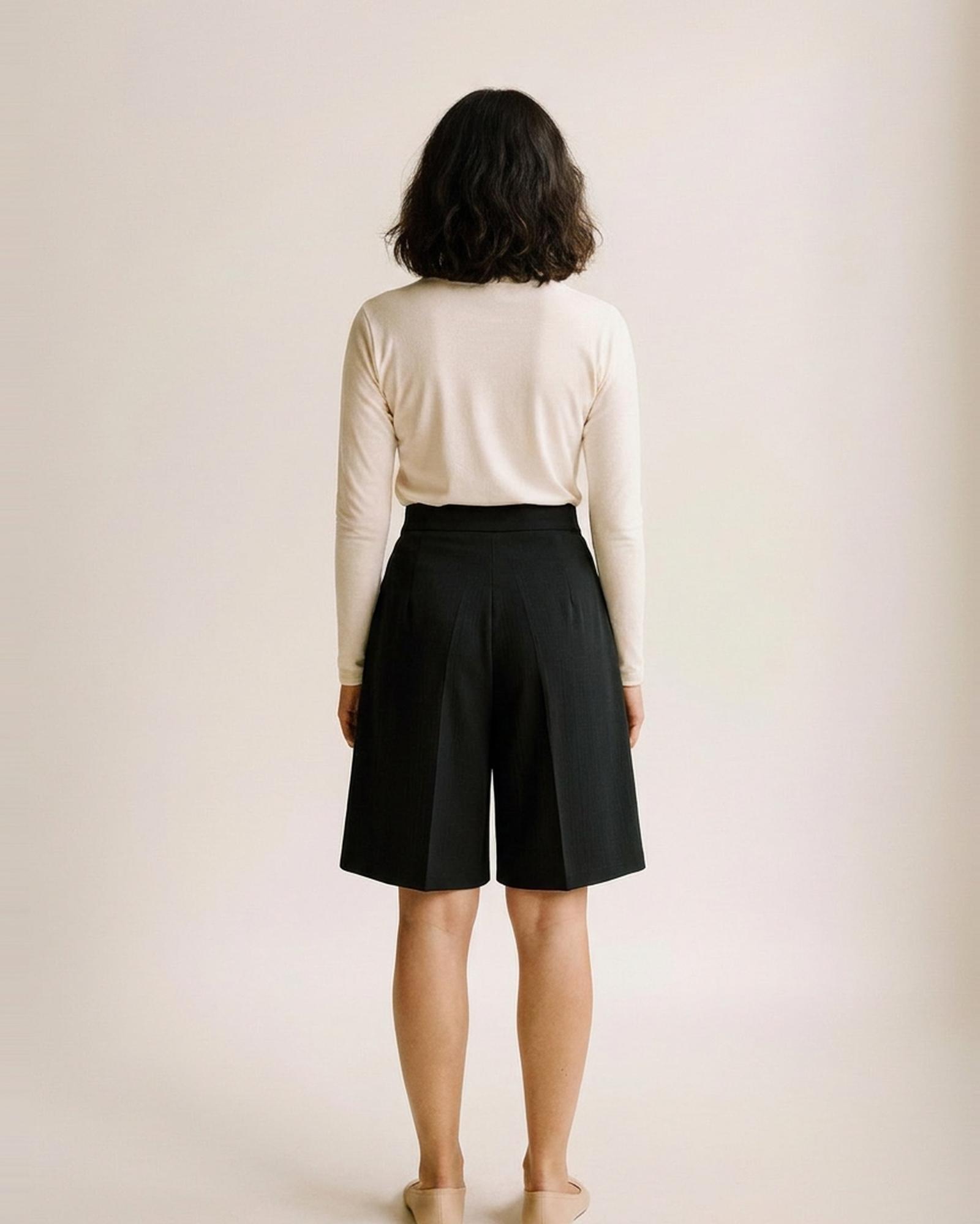 Froukje · Getailleerde wijde nette short — op model, achteraanzicht (AI-visualisatie)