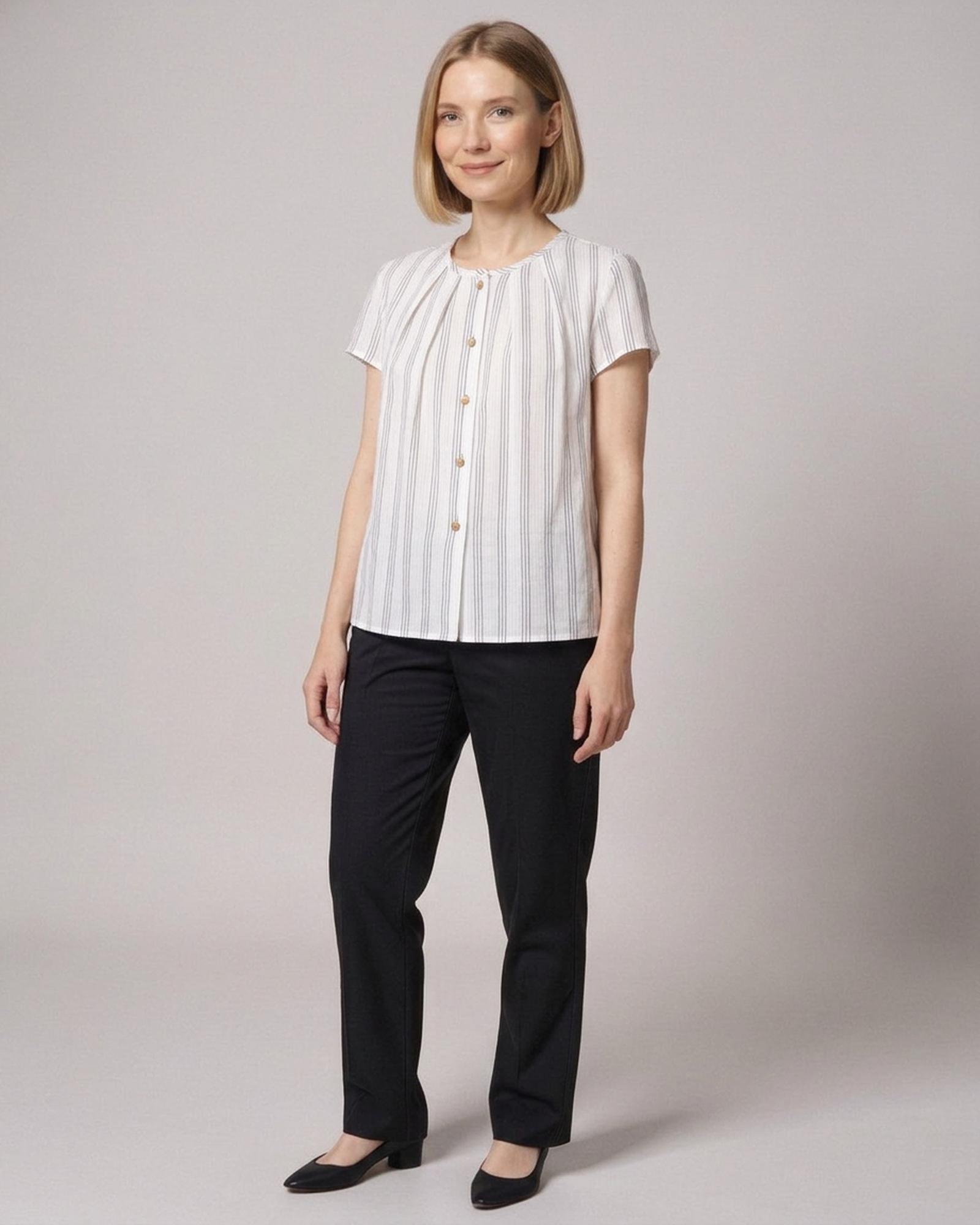 Gerda · Gestreifte Baumwoll-Leinen-Bluse — am Modell, Vorderansicht (KI-Visualisierung)