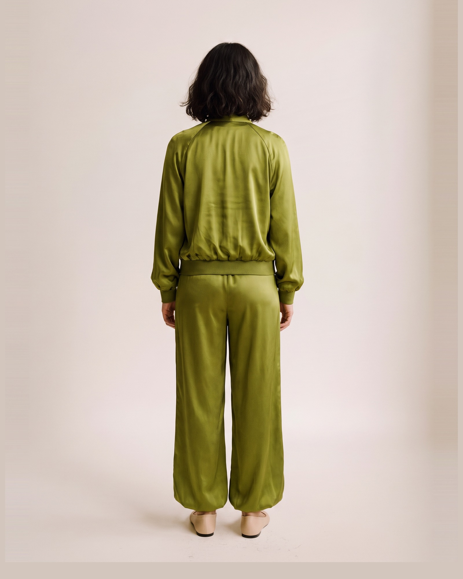 Gerdien satin shirt jacket and trouser set — op model, achteraanzicht (AI-visualisatie)