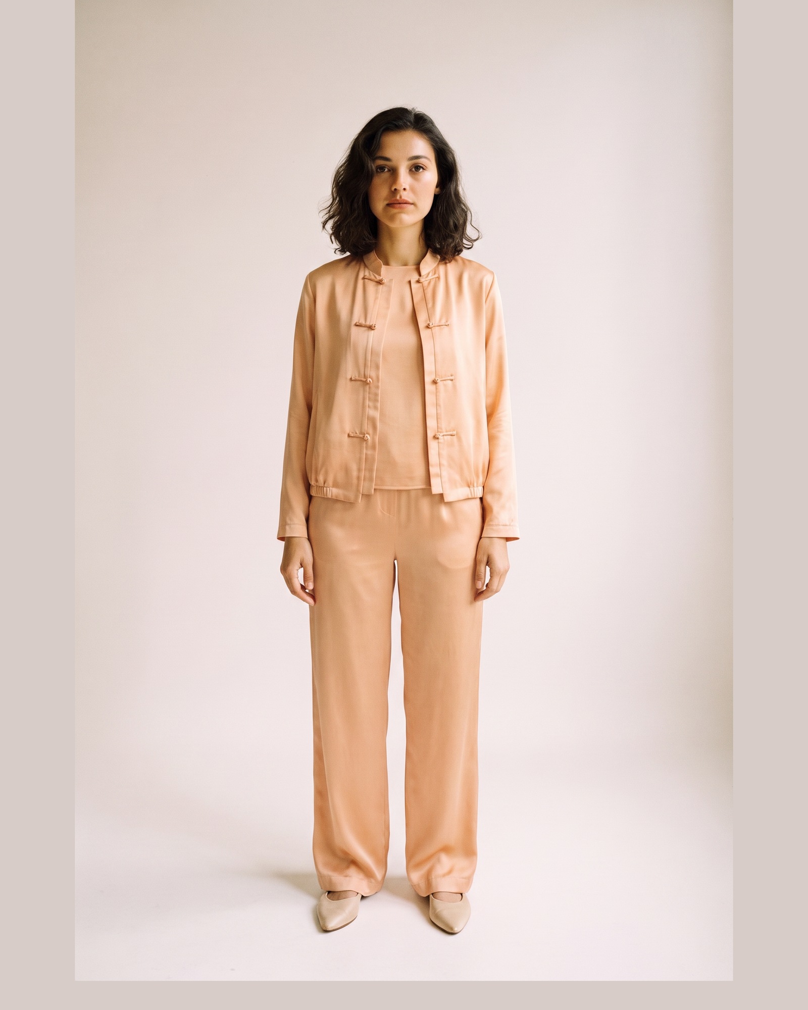 Gerdien satin shirt jacket and trouser set — Abrikoos (AI-visualisatie)