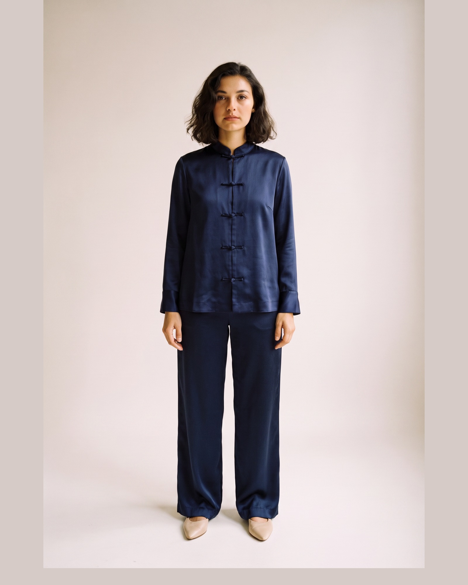 Gerdien satin shirt jacket and trouser set — Blauw (AI-visualisatie)