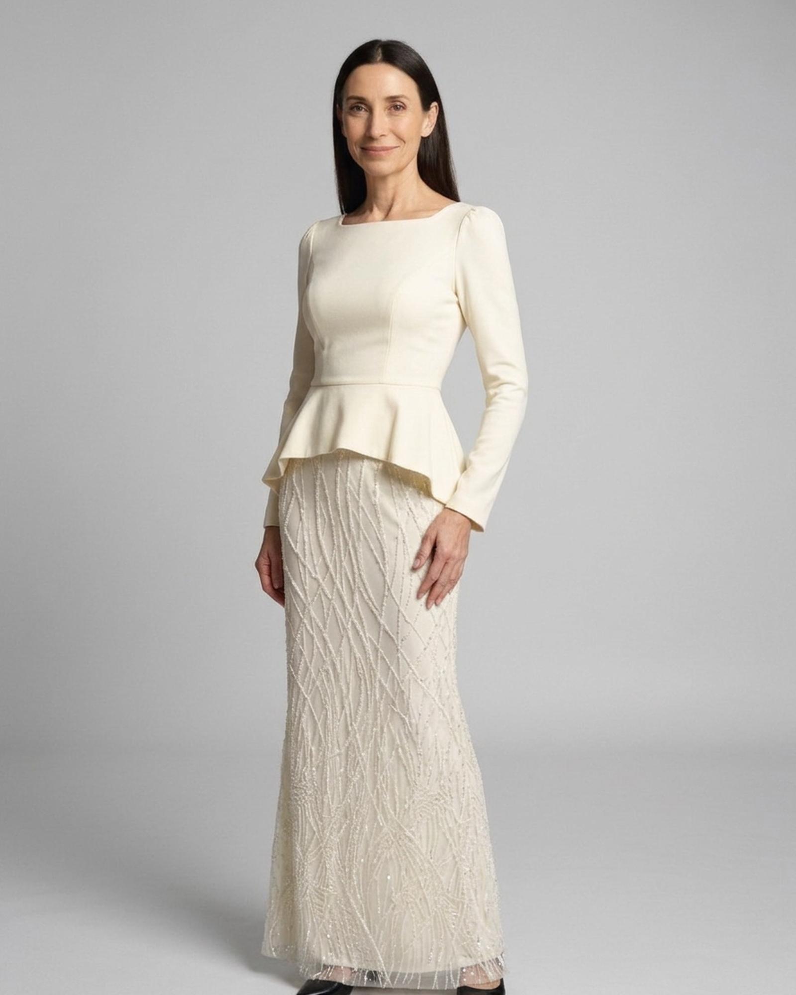 Greetje cremeweißes Occasion-Maxikleid mit Peplum-Oberteil und strukturiertem Rock, Vorderansicht (KI-Visualisierung)
