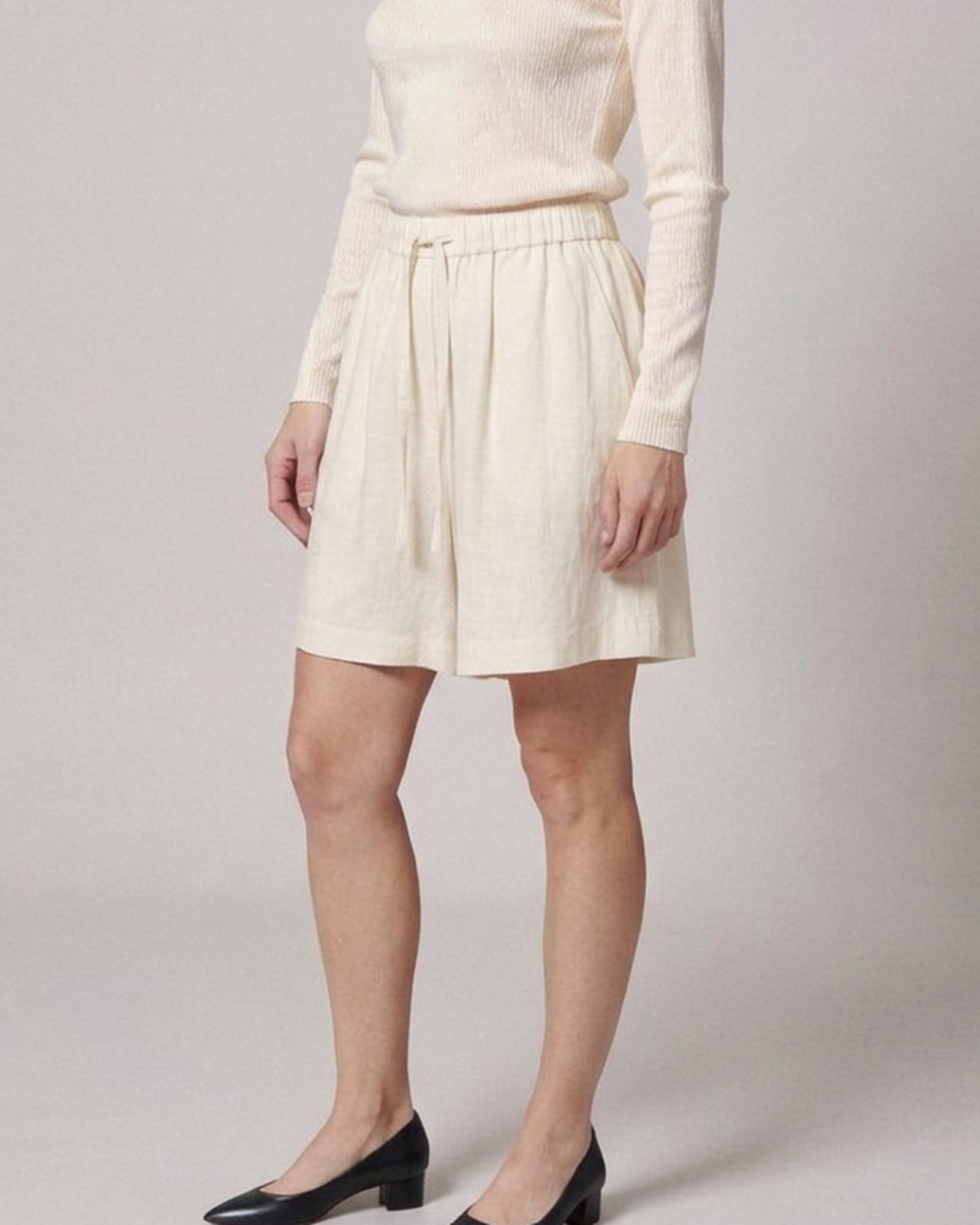Grietje · Linen wide-leg shorts — on model, three-quarter (AI visualisation)