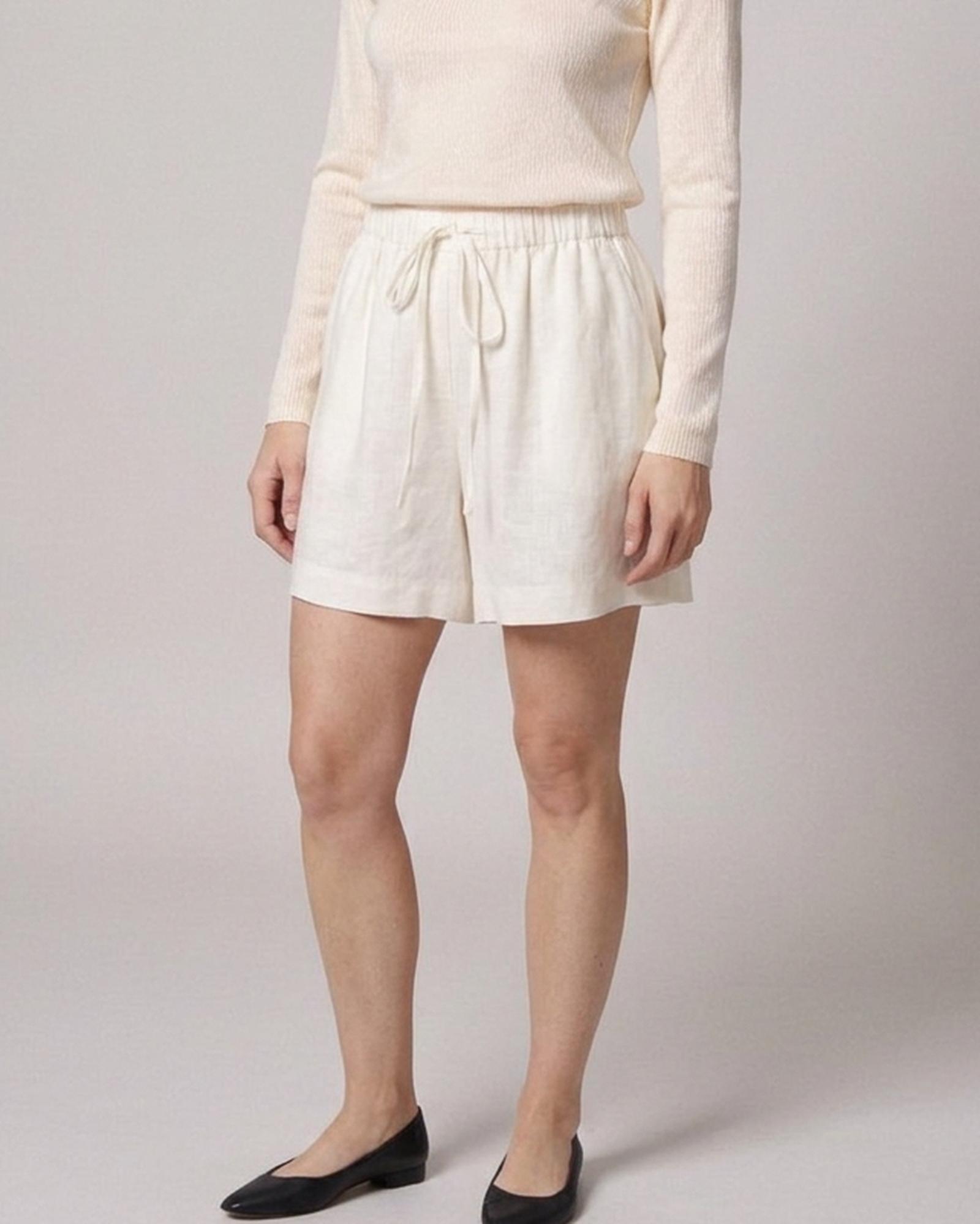 Grietje · Linen wide-leg shorts — on model, front (AI visualisation)