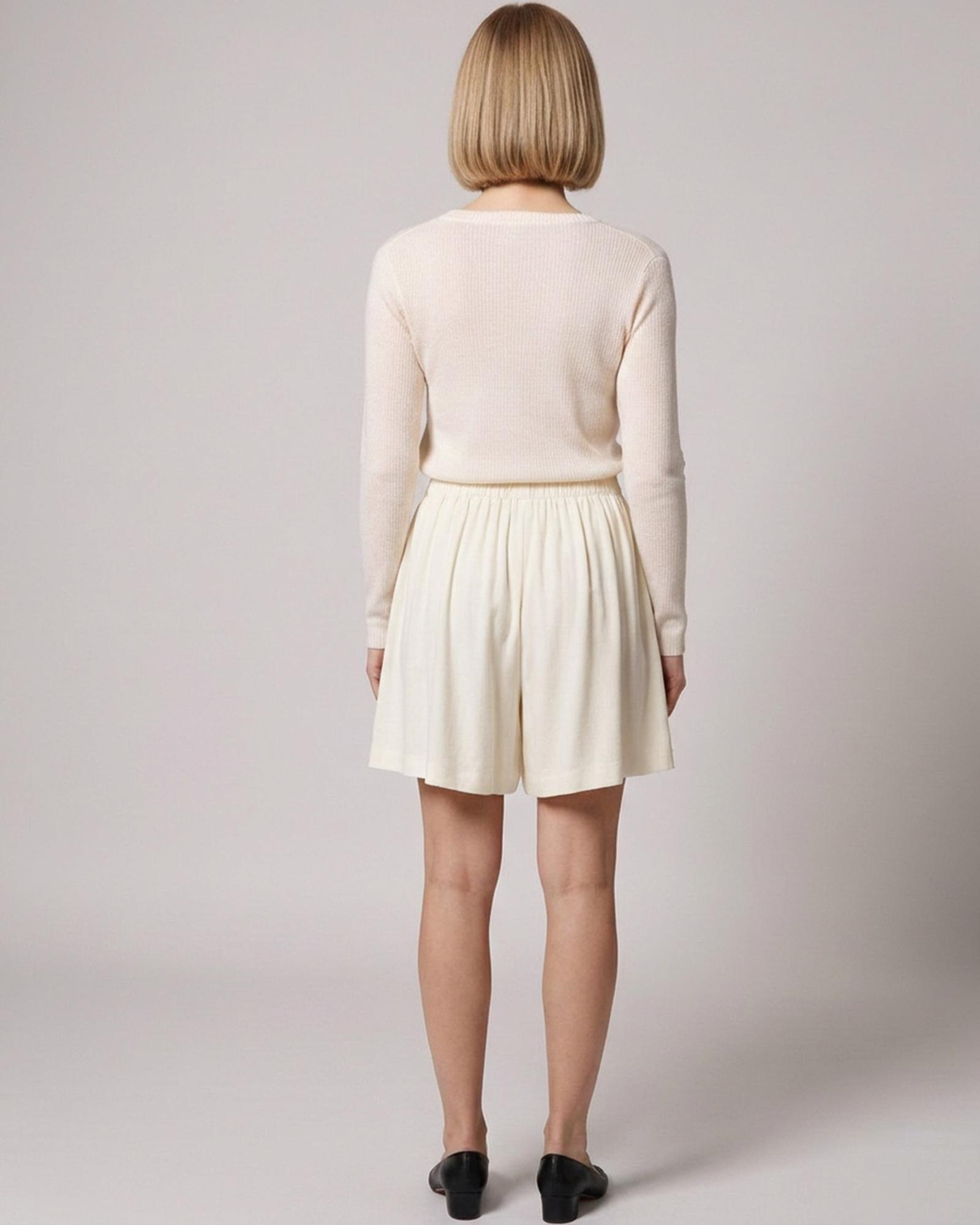 Grietje · Linen wide-leg shorts — on model, back (AI visualisation)