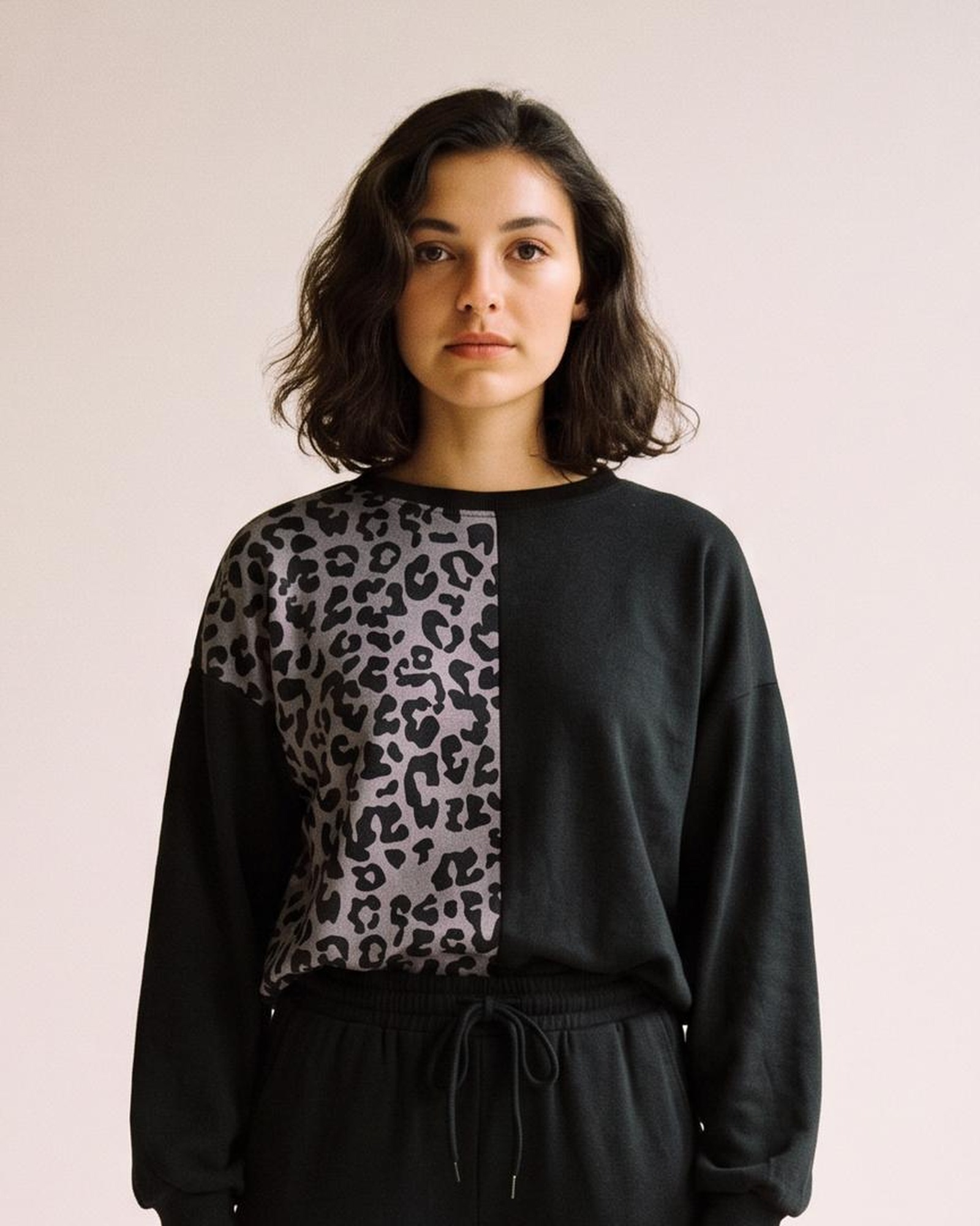 Hedwig · Leoparden-Sweatshirt-Loungeset — Stoffdetail (KI-Visualisierung)