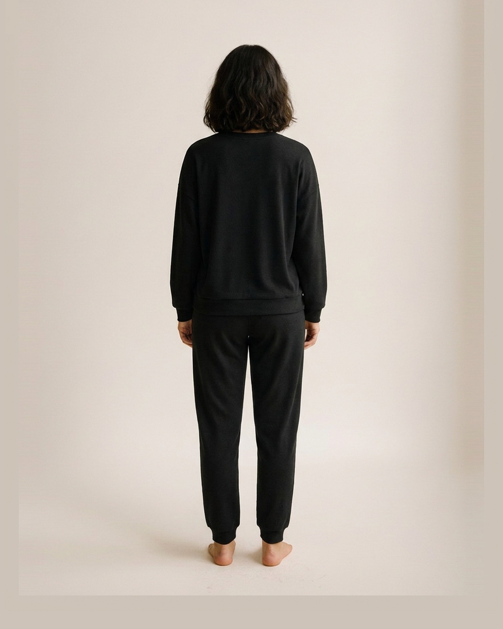 Hedwig · Leopard sweatshirt lounge set — am Modell, Rückansicht (KI-Visualisierung)