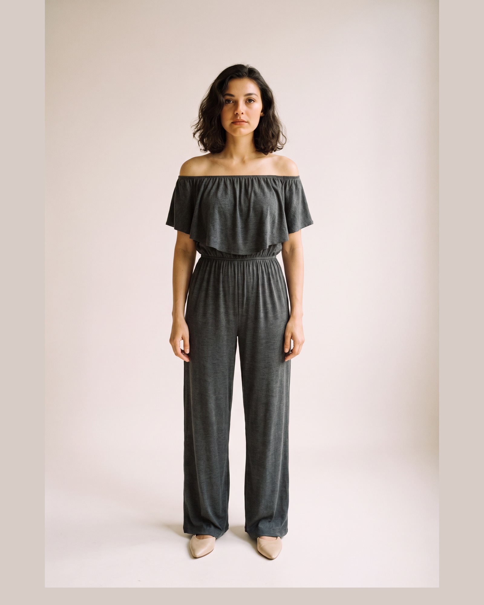 Henriette Js — Dark Gray, am Modell (KI-Visualisierung)