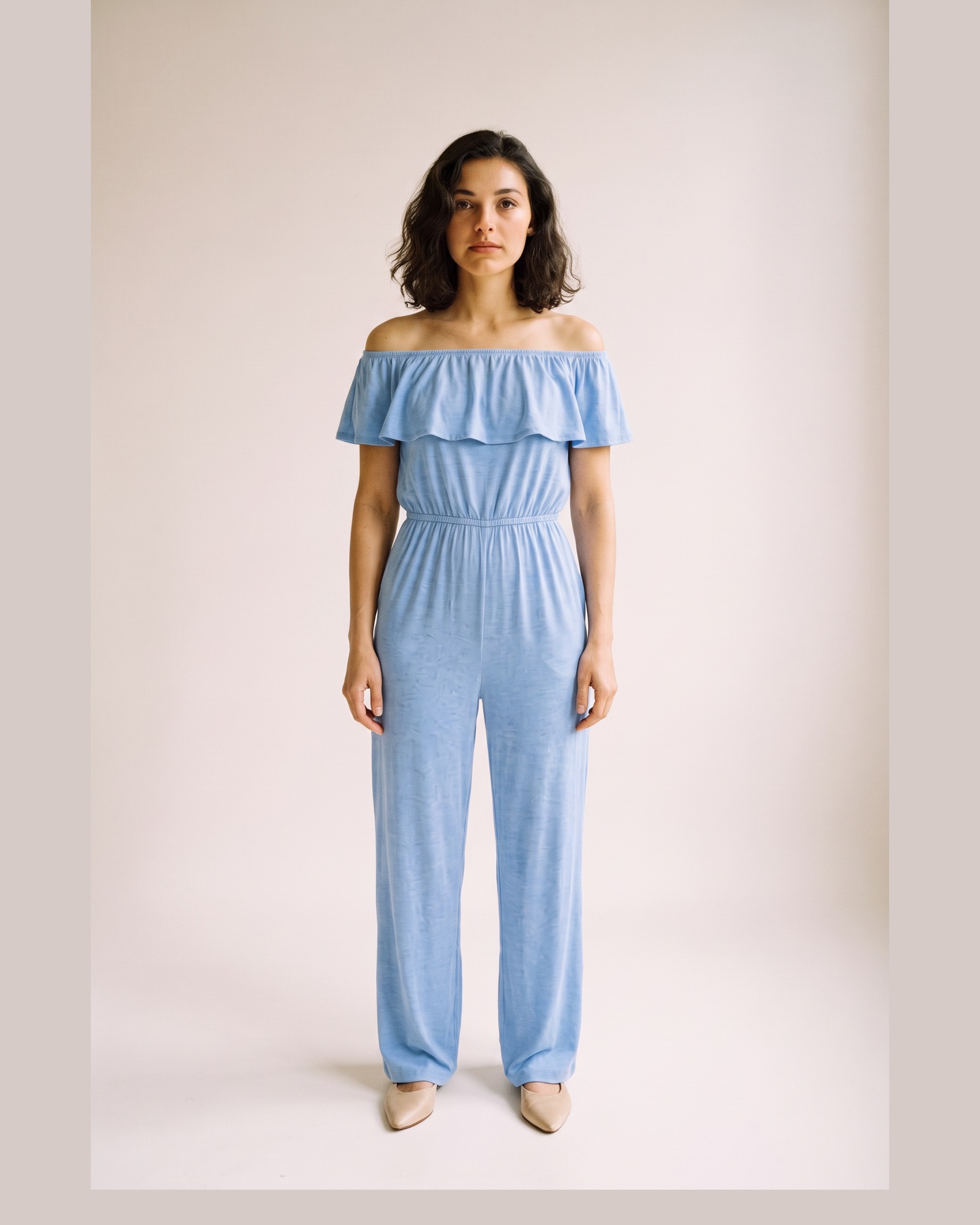 Henriette Js — Light Blue, am Modell (KI-Visualisierung)