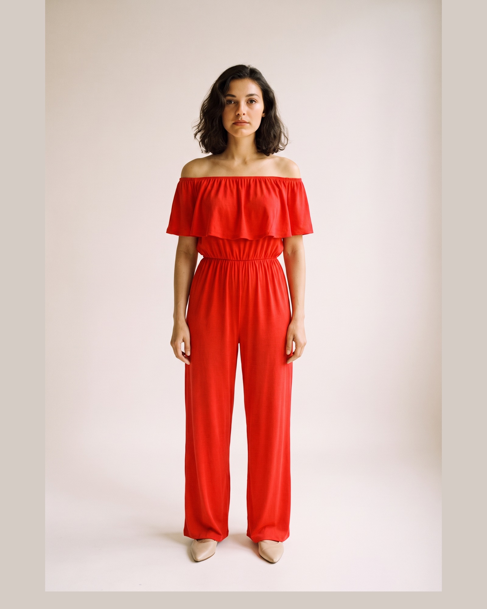 Henriette Js — Red, am Modell (KI-Visualisierung)