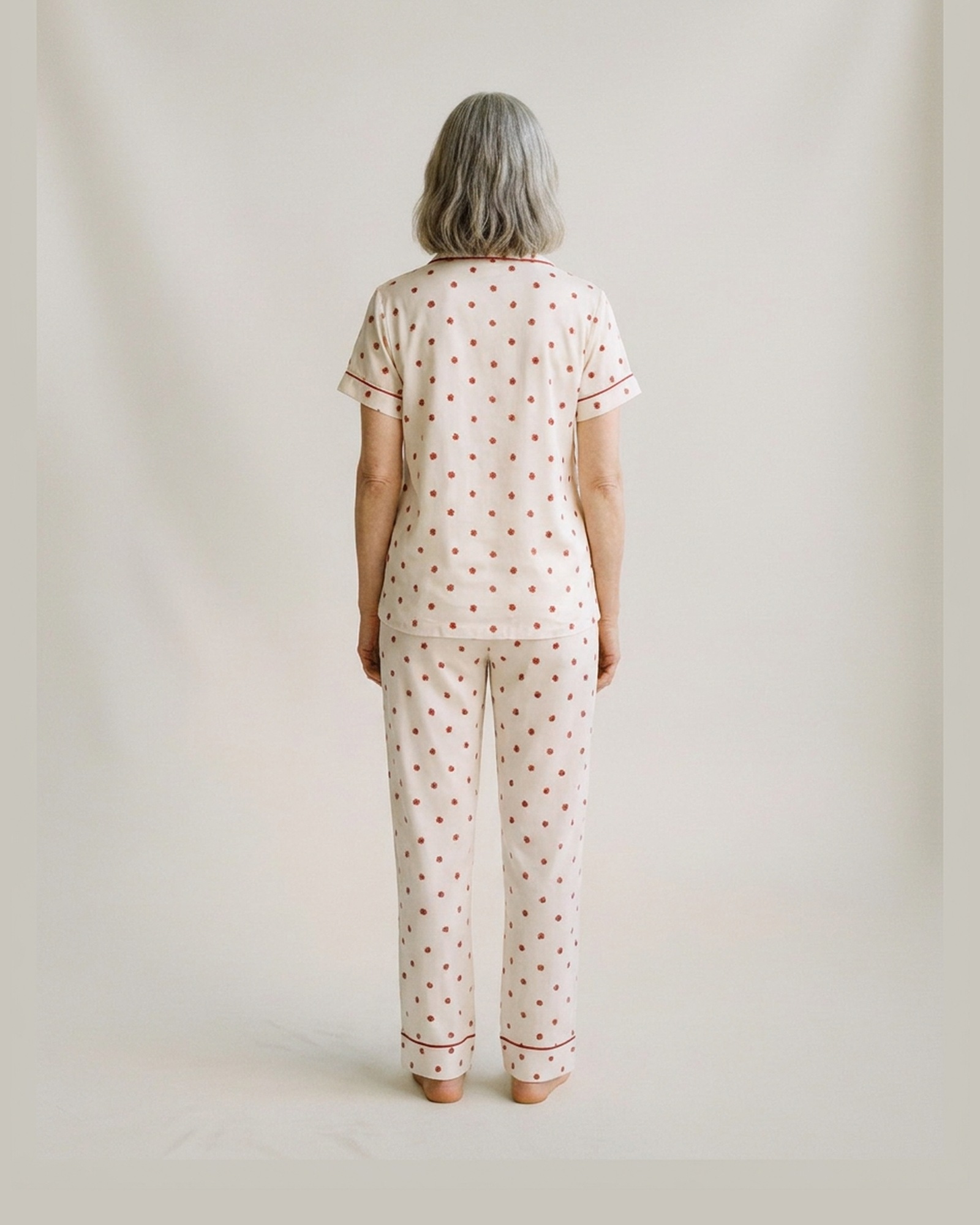 Ingeborg · Piped lounge set with pockets — am Modell, Rückansicht (KI-Visualisierung)