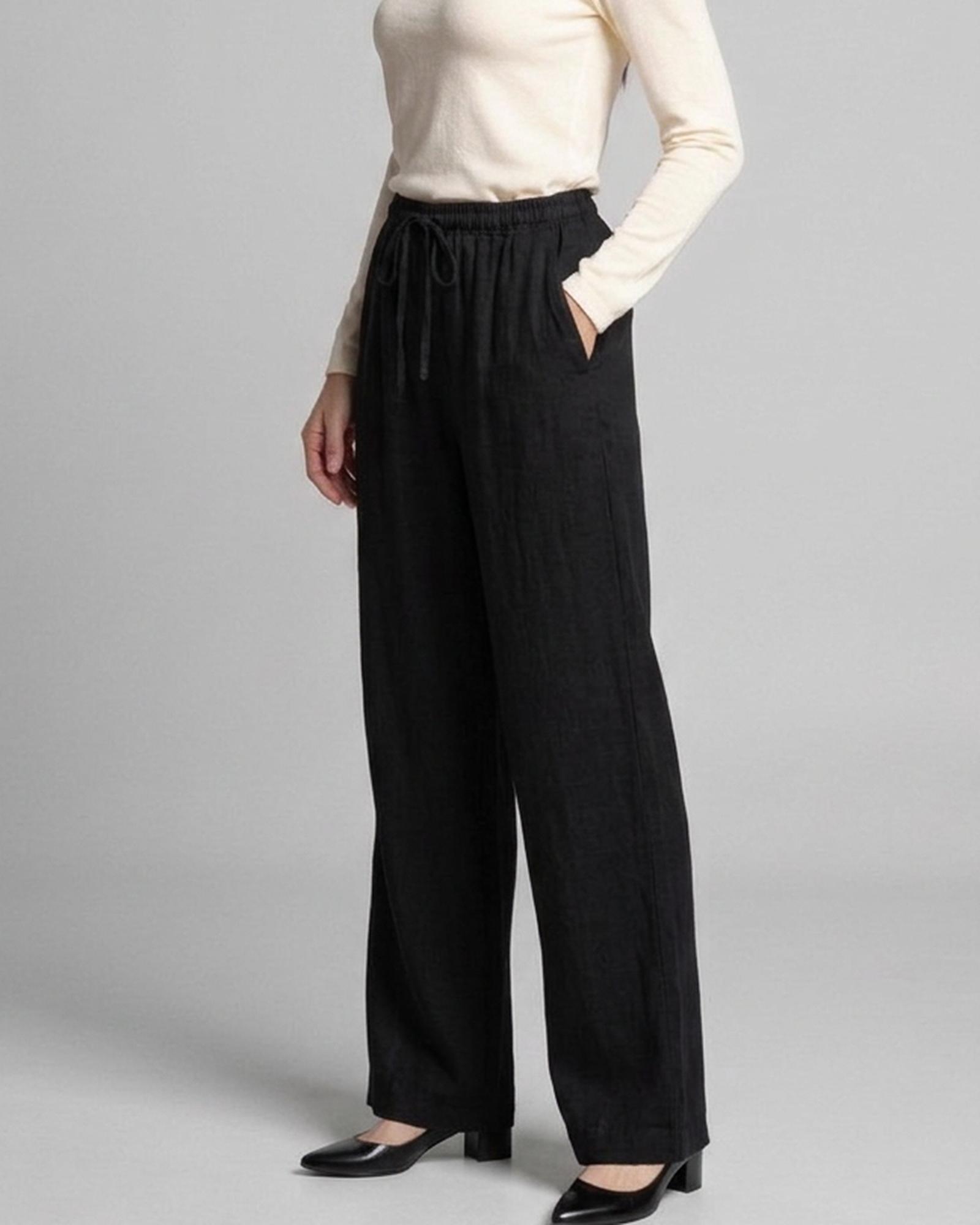 Janneke · Loose wide-leg trousers — on the model, three-quarter view (AI visualisation)