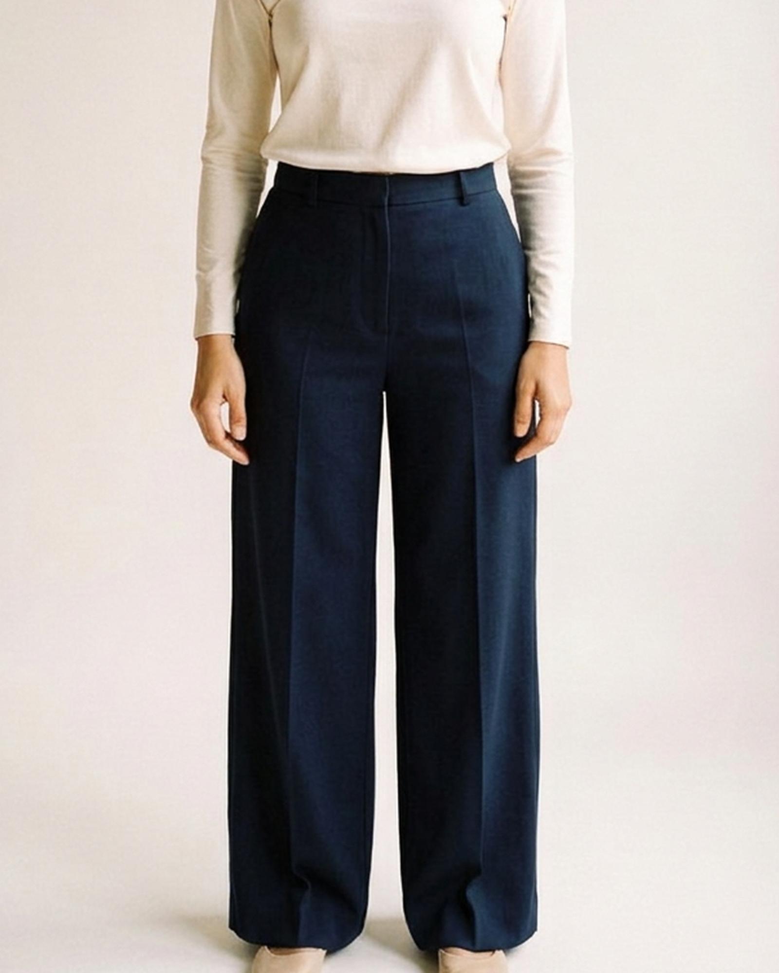 Jasmijn · Flowy 7/8 wide-leg trousers — on the model, front (AI visualisation)