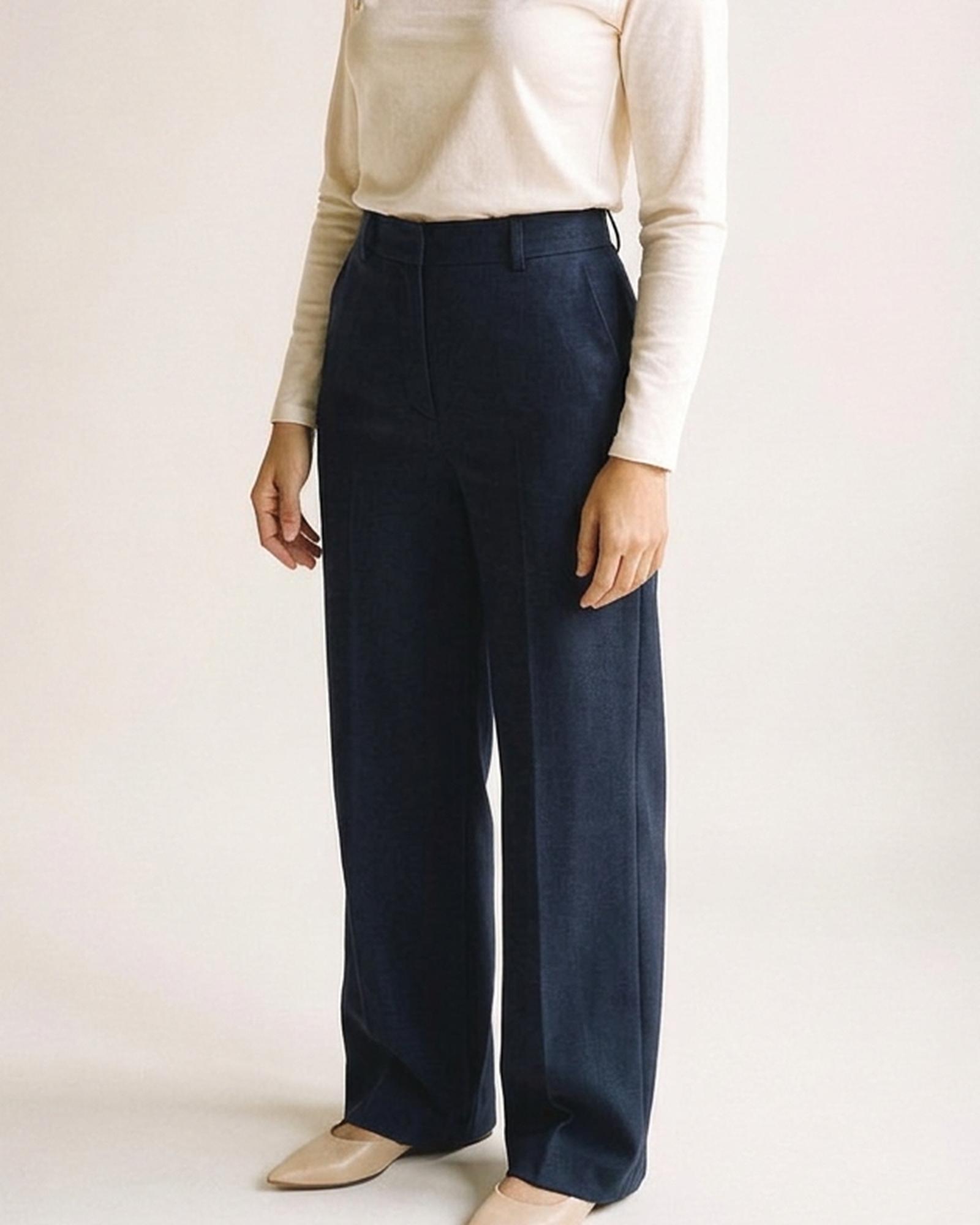Jasmijn · Flowy 7/8 wide-leg trousers — on the model, three-quarter view (AI visualisation)