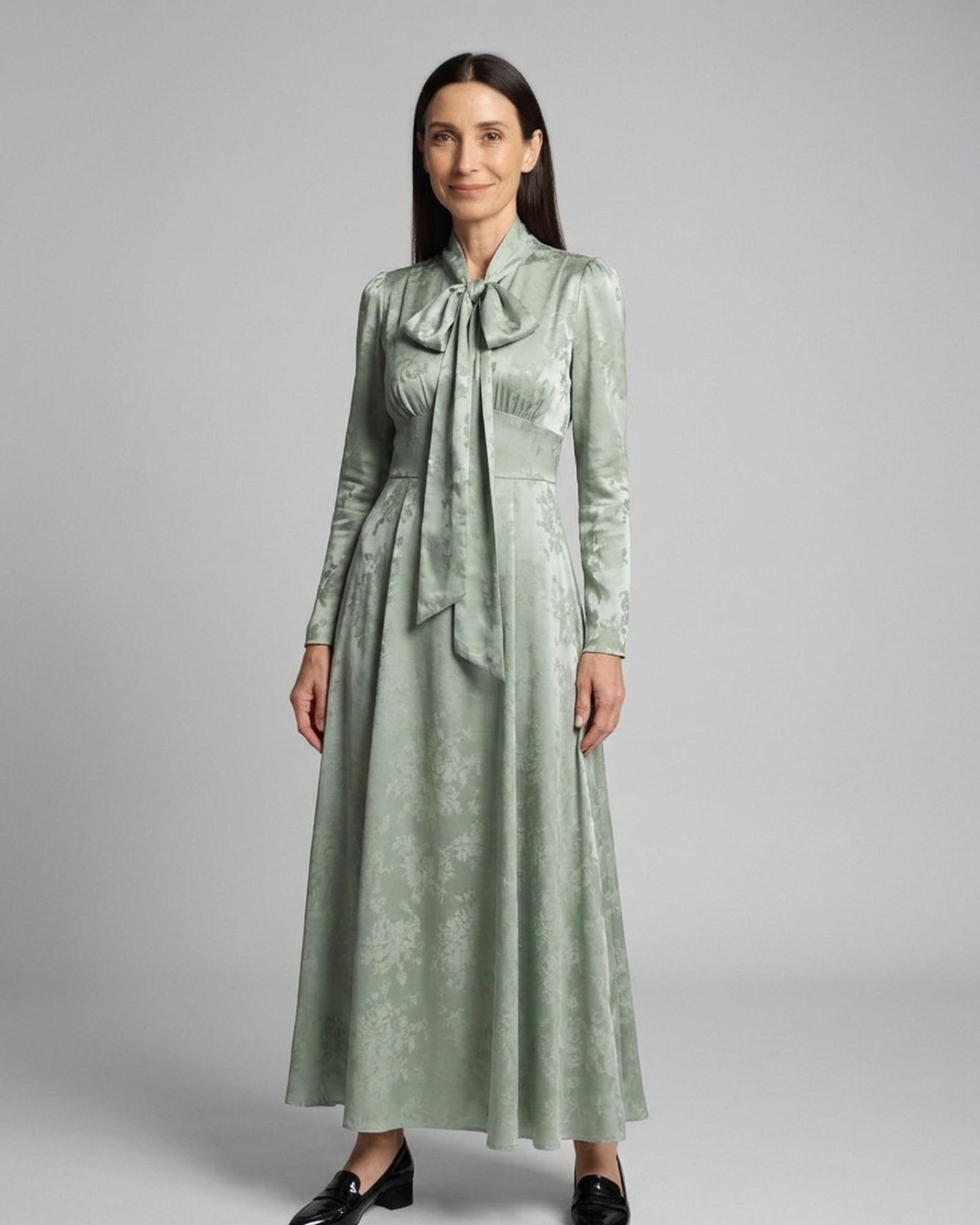 Jildou salbeigrünes Blumen-Jacquard-Satin-Maxikleid mit Schleifenkragen, Vorderansicht (KI-Visualisierung)