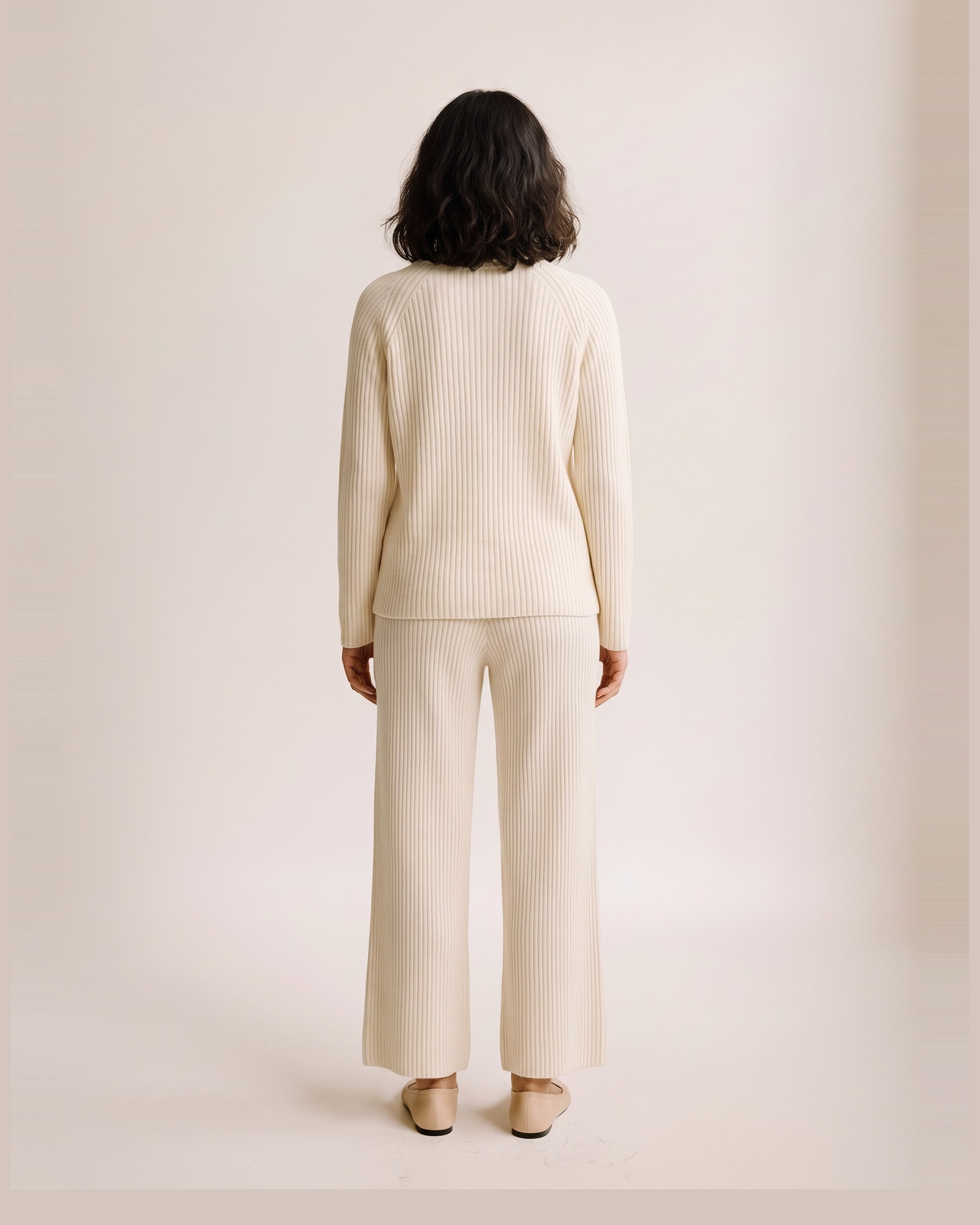 Klazien ribbed knit top and trouser set — op model, achteraanzicht (AI-visualisatie)