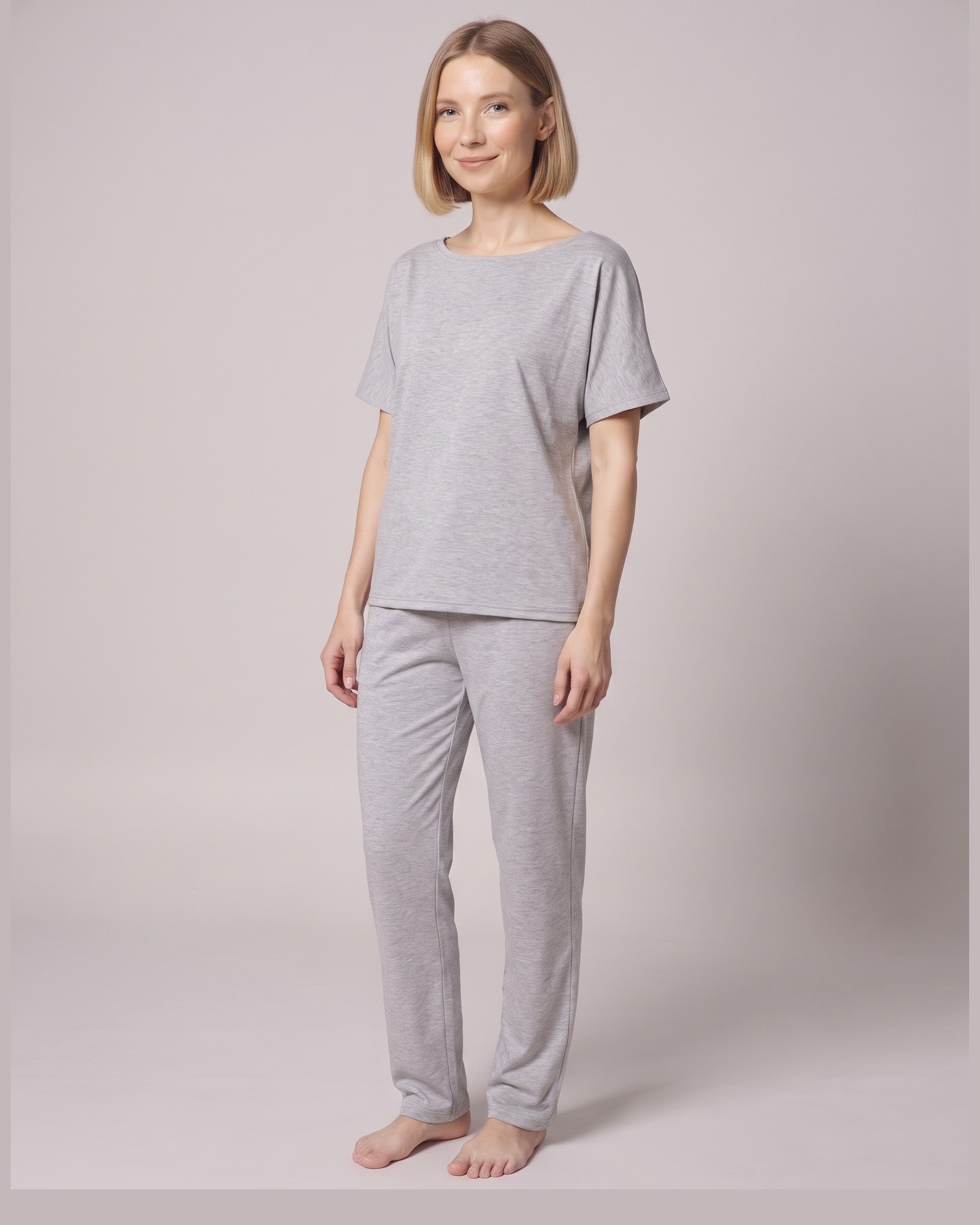 Lisette boat-neck top and trouser set — am Modell, 3/4 (KI-Visualisierung)