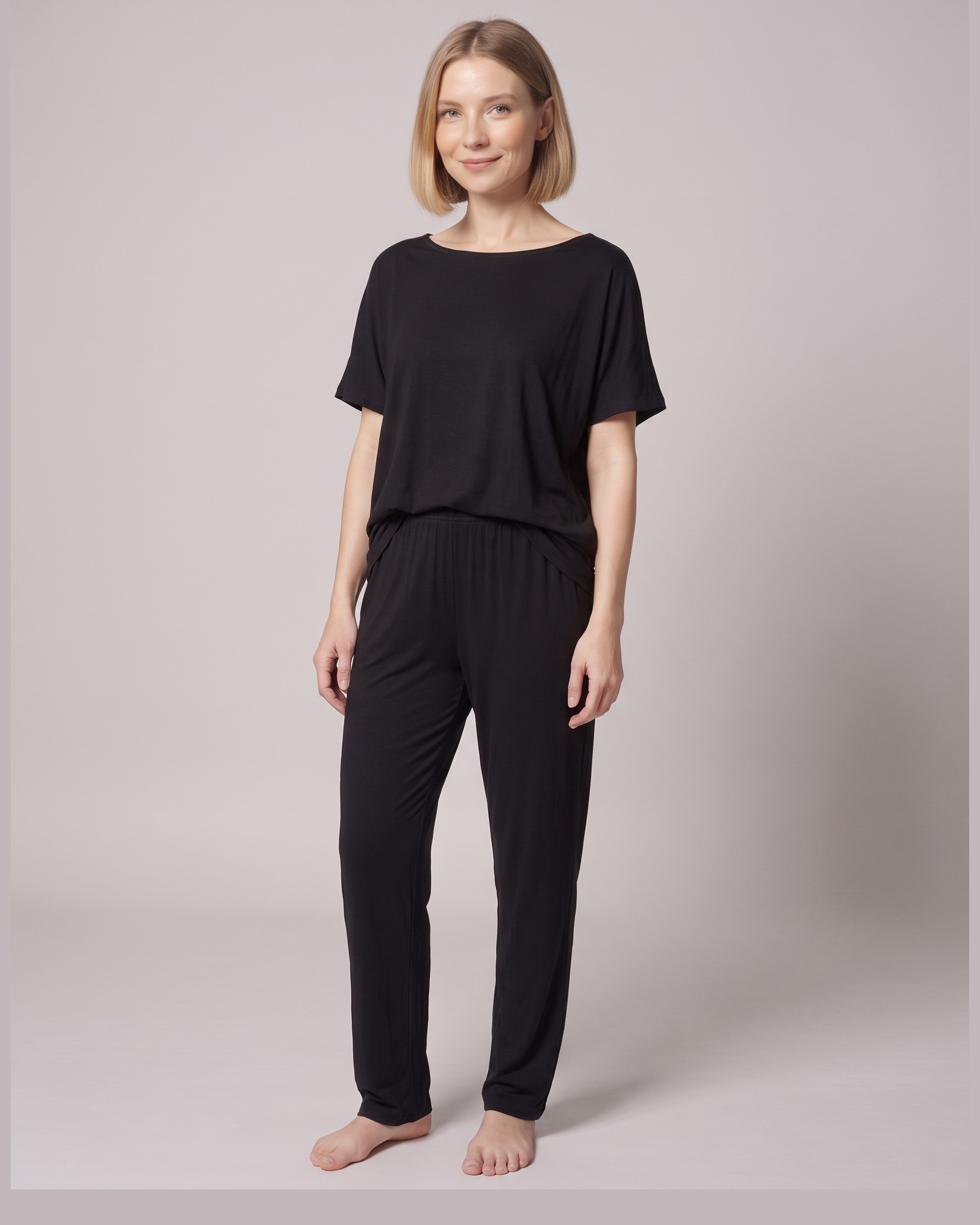 Lisette boat-neck top and trouser set — Schwarz, am Modell (KI-Visualisierung)