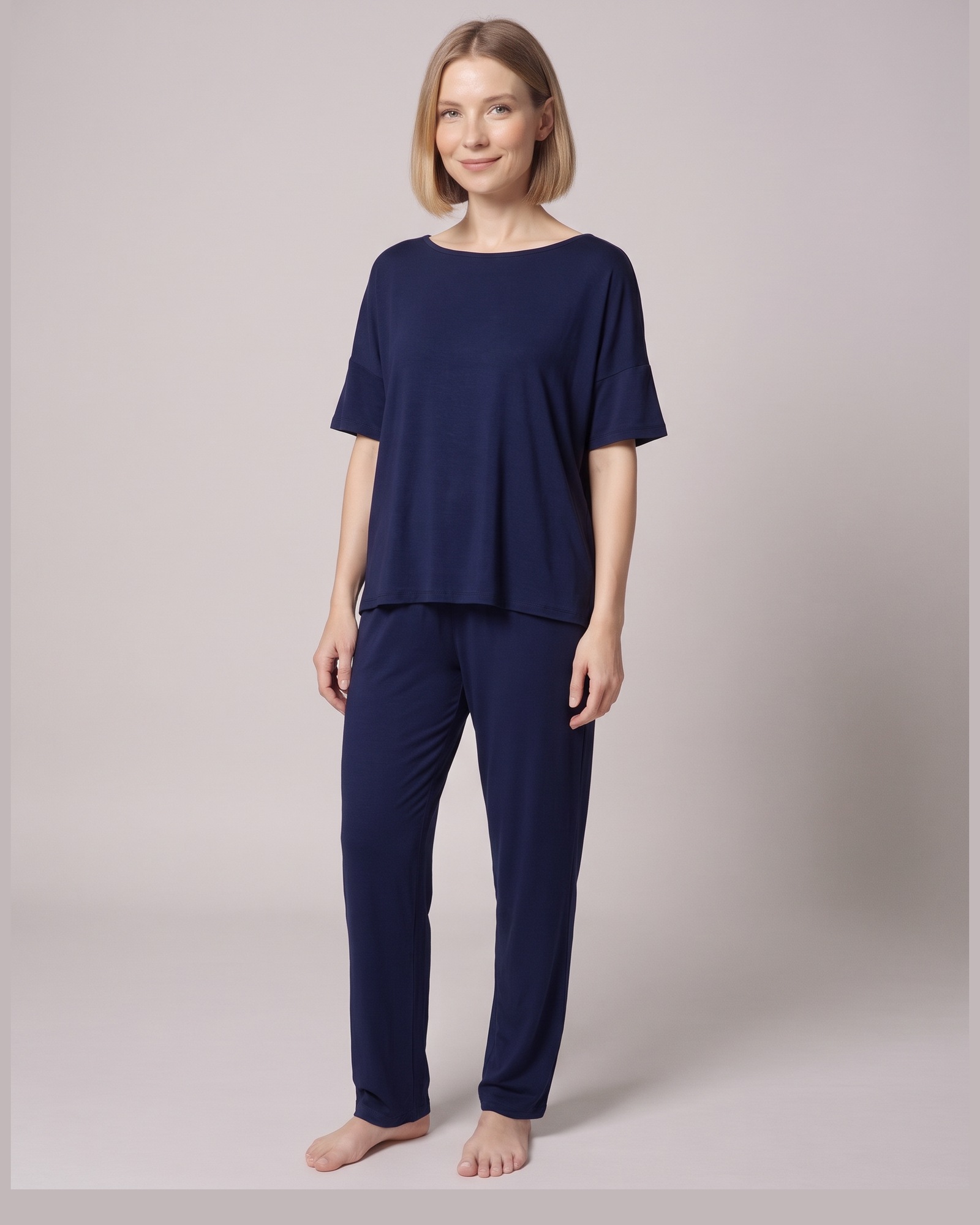 Lisette boat-neck top and trouser set — Dunkelblau, am Modell (KI-Visualisierung)