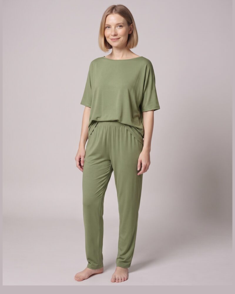 Lisette boat-neck top and trouser set — Matcha Green, am Modell (KI-Visualisierung)