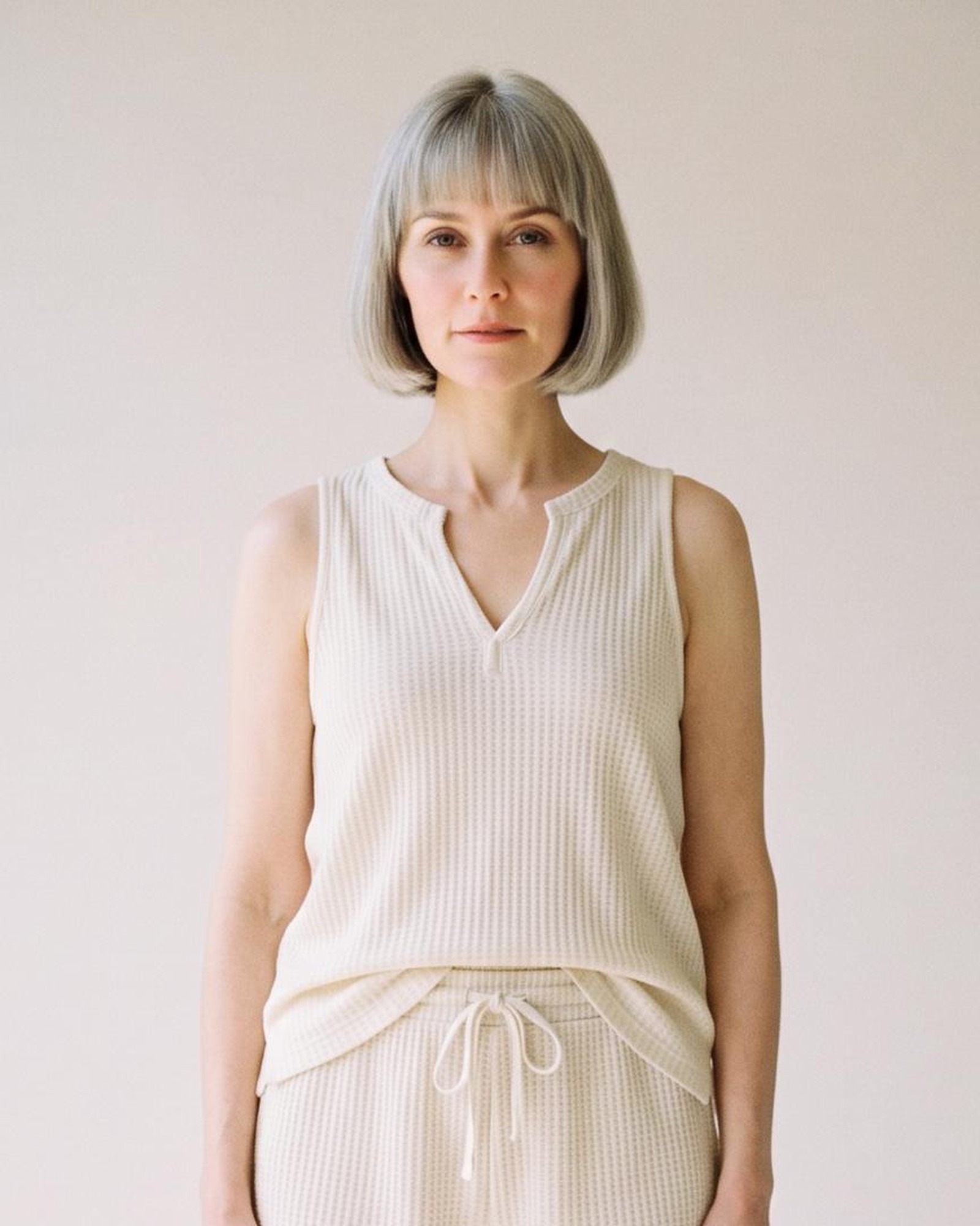 Loeka · Wafelbrei shortset met notch-kraag — stofdetail (AI-visualisatie)