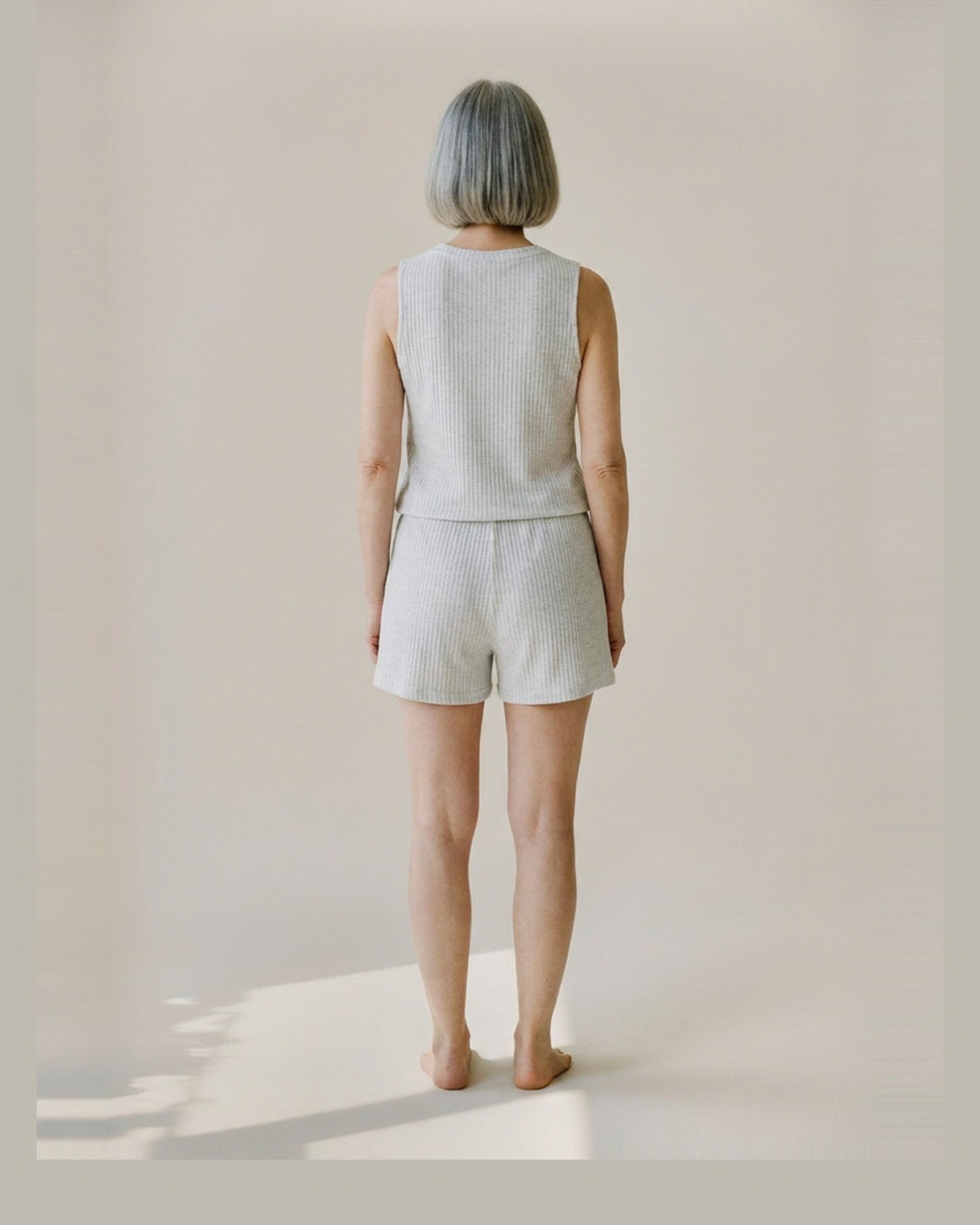 Loeka · Waffle-knit notched short set — op model, achteraanzicht (AI-visualisatie)