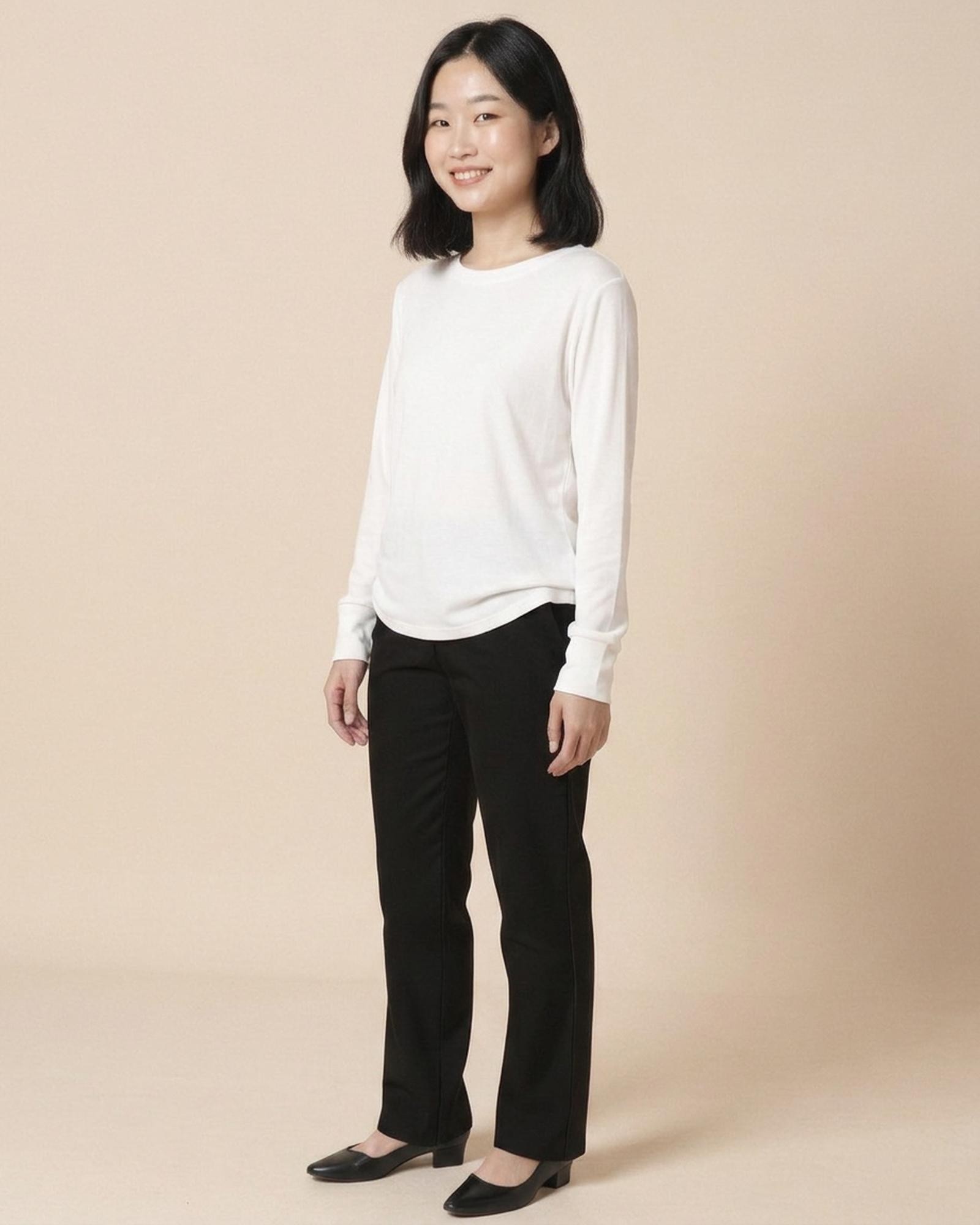 Margriet · Fleece-lined long-sleeve base layer — on model, three-quarter (AI visualisation)