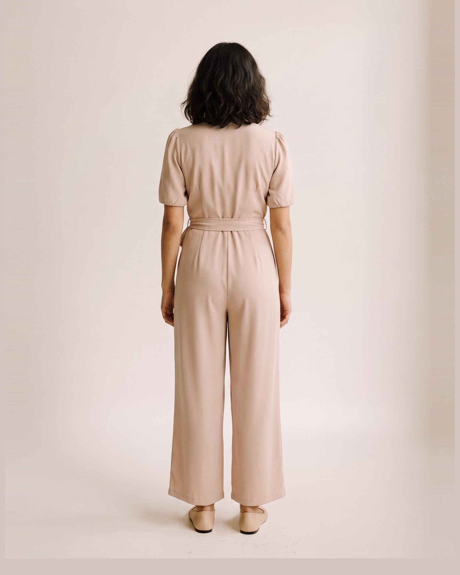 Mariska Tie Waist Short Sleeve Jumpsuit — am Modell, Rückansicht (KI-Visualisierung)