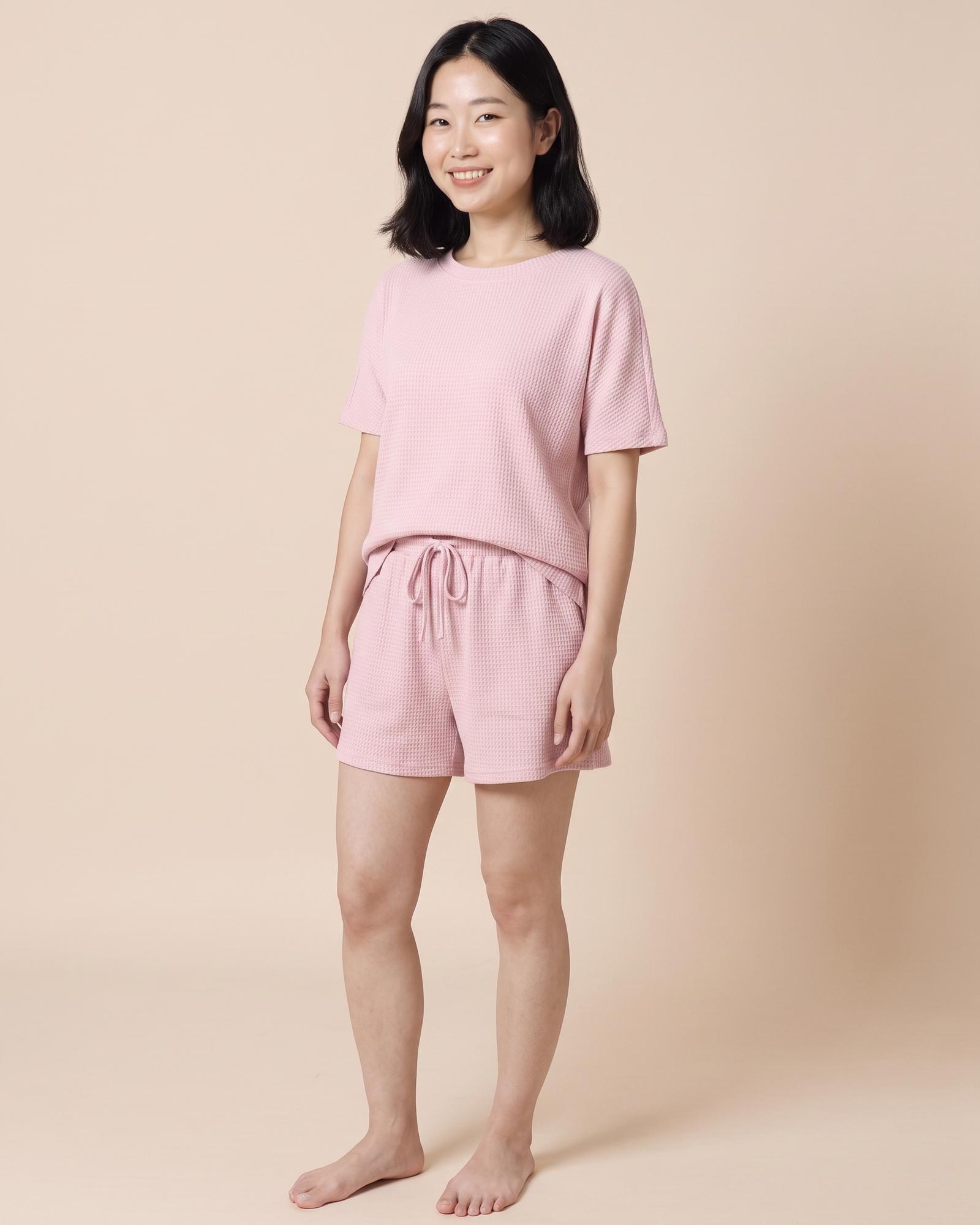 Marjolein · Waffelstrick-Set mit kurzem Arm — 3/4-Ansicht (KI-Visualisierung)