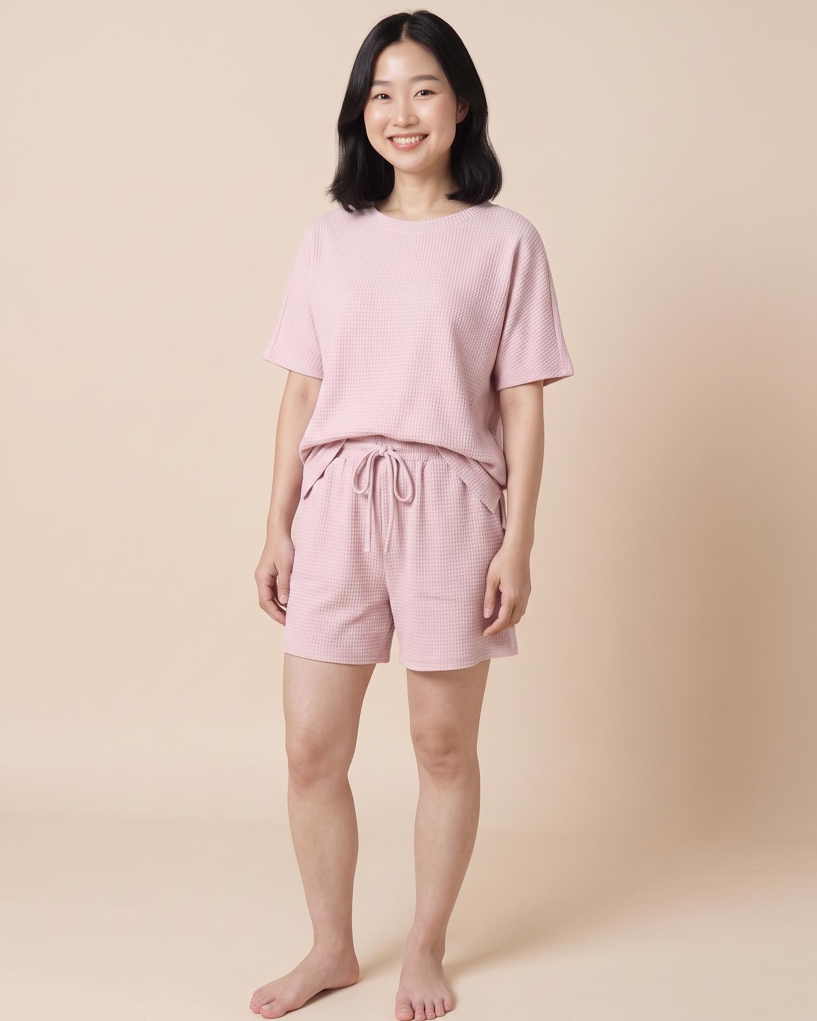 Marjolein · Waffelstrick-Set mit kurzem Arm – am Modell (KI-Visualisierung)