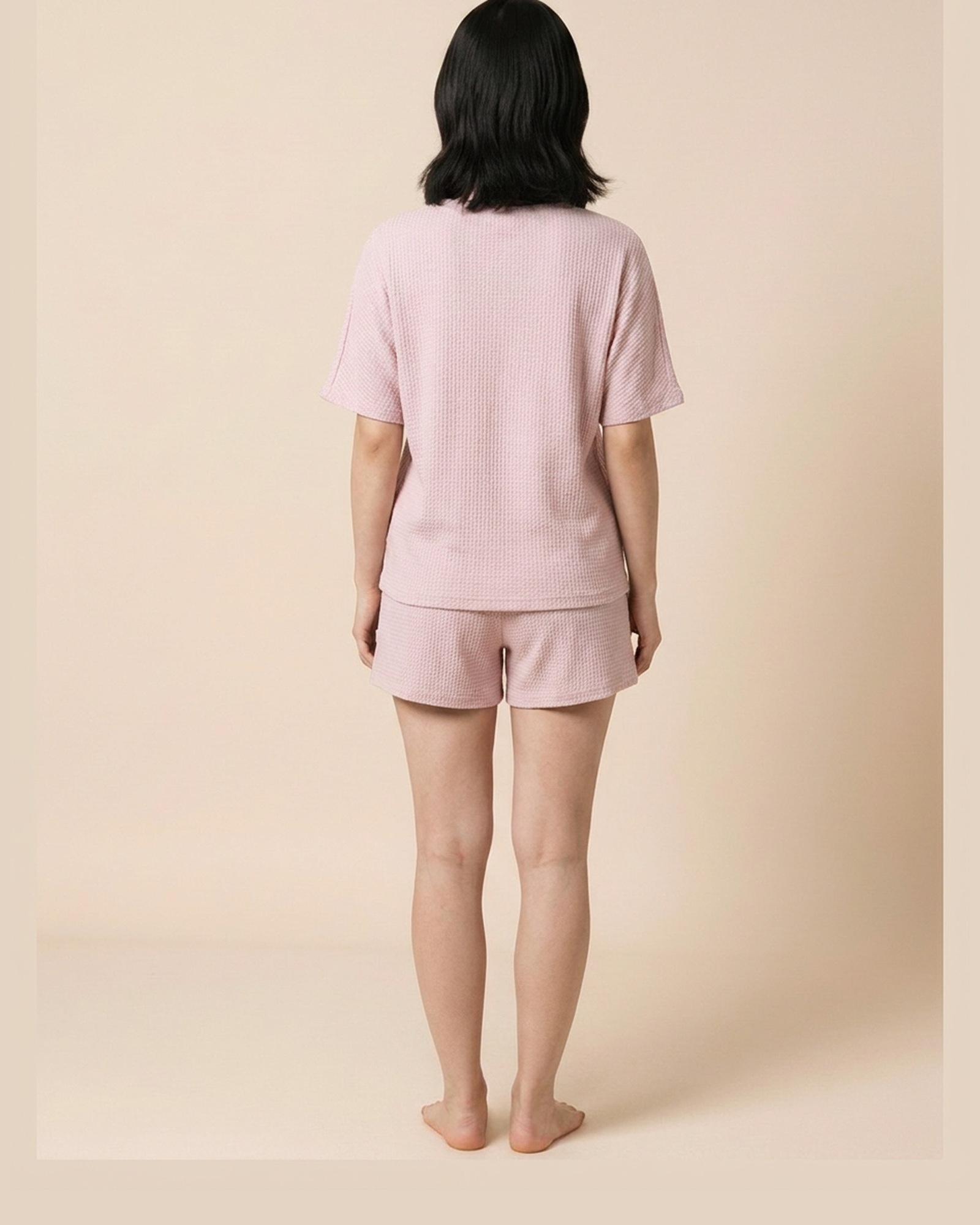 Marjolein · Waffle-knit short-sleeve set — am Modell, Rückansicht (KI-Visualisierung)