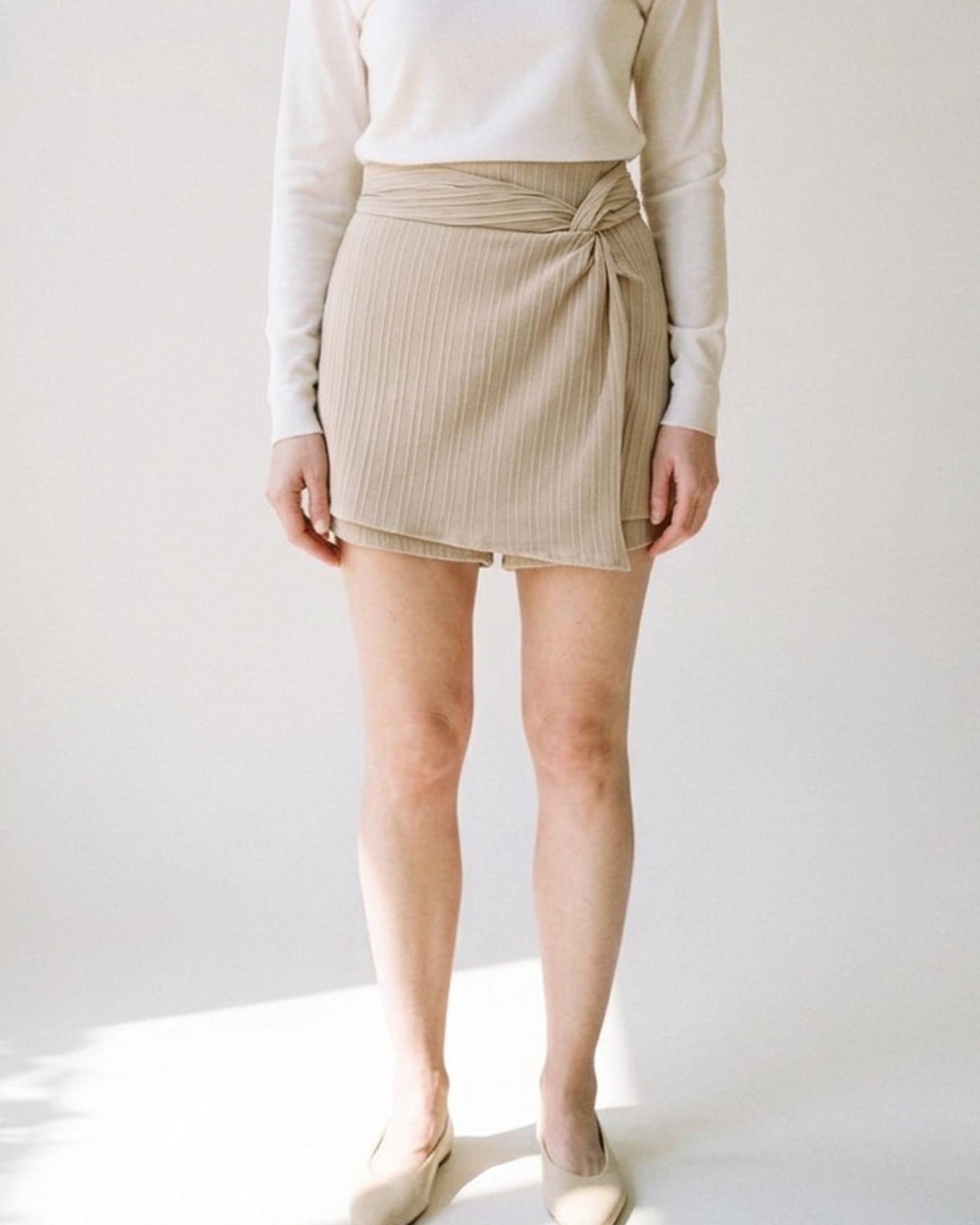 Martje · Twist-front skort — on model, front (AI visualisation)