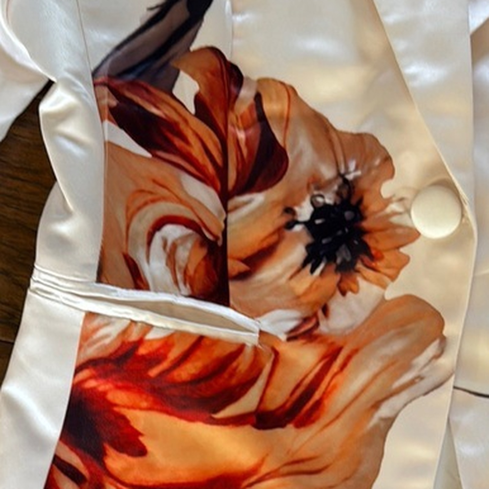 Neeltje floral satin blazer and trouser set — stofdetail