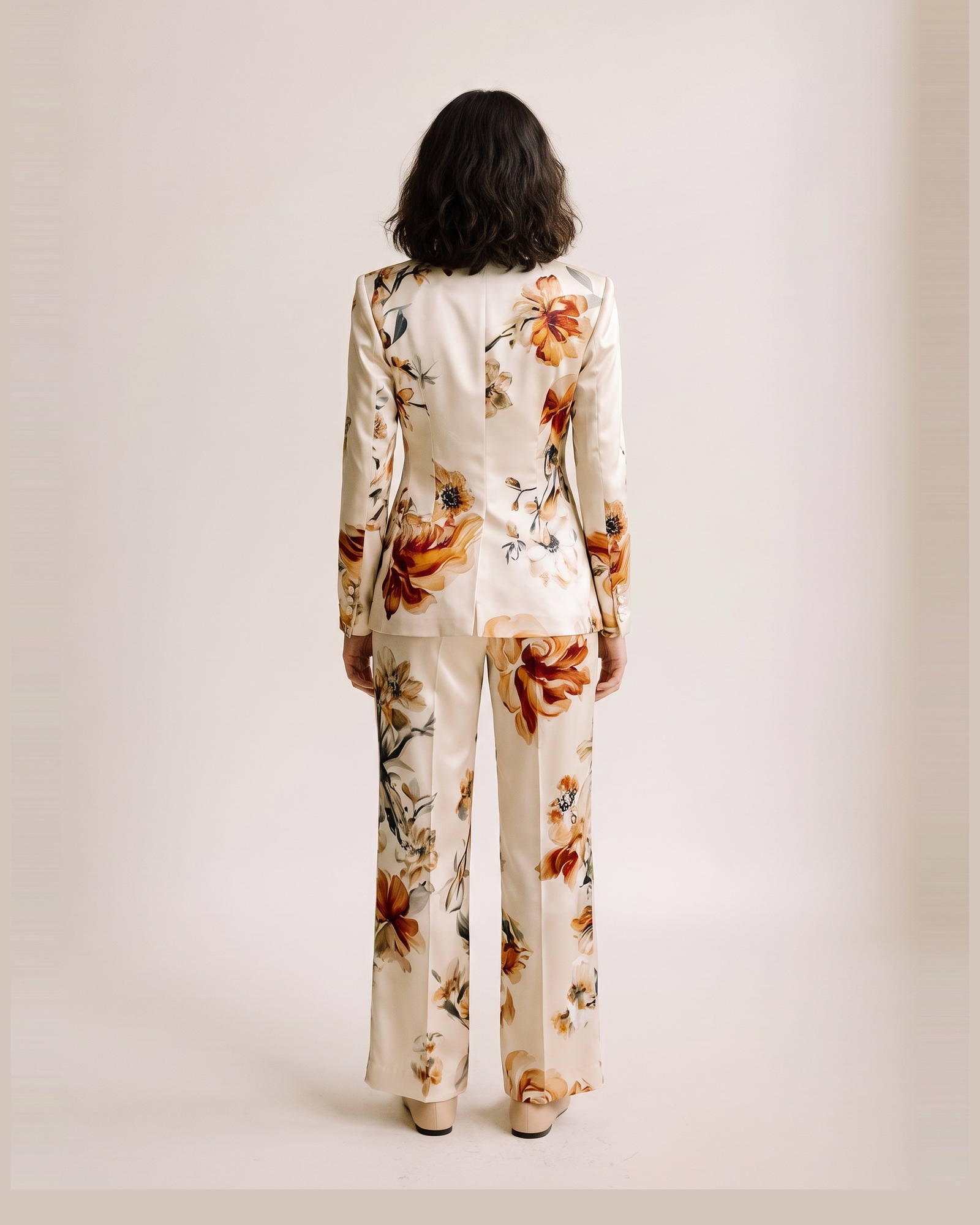 Neeltje floral satin blazer and trouser set — op model, achteraanzicht (AI-visualisatie)
