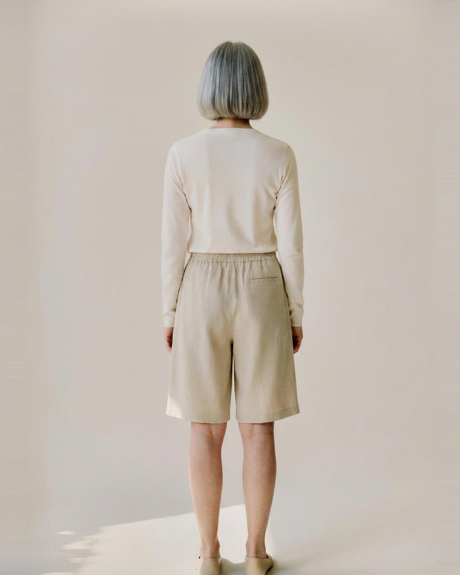 Nynke · Linen bermuda shorts — on model, back (AI visualisation)