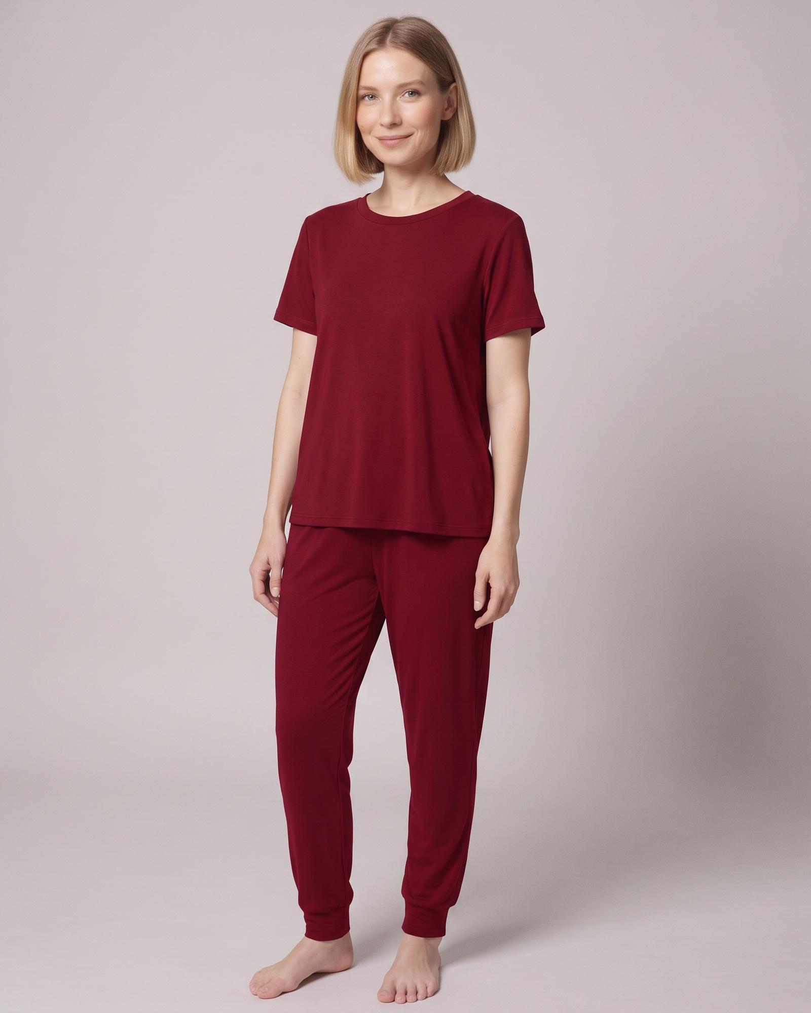 Olga · Loungeset mit Satin-Touch – am Modell (KI-Visualisierung)